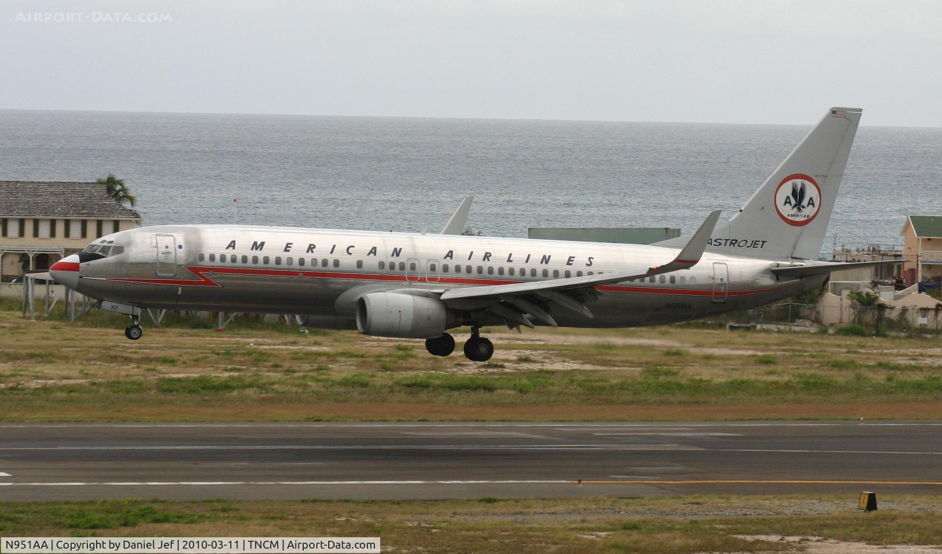N951AA, 2000 Boeing 737-823 C/N 29538, N951AA landing at TNCM