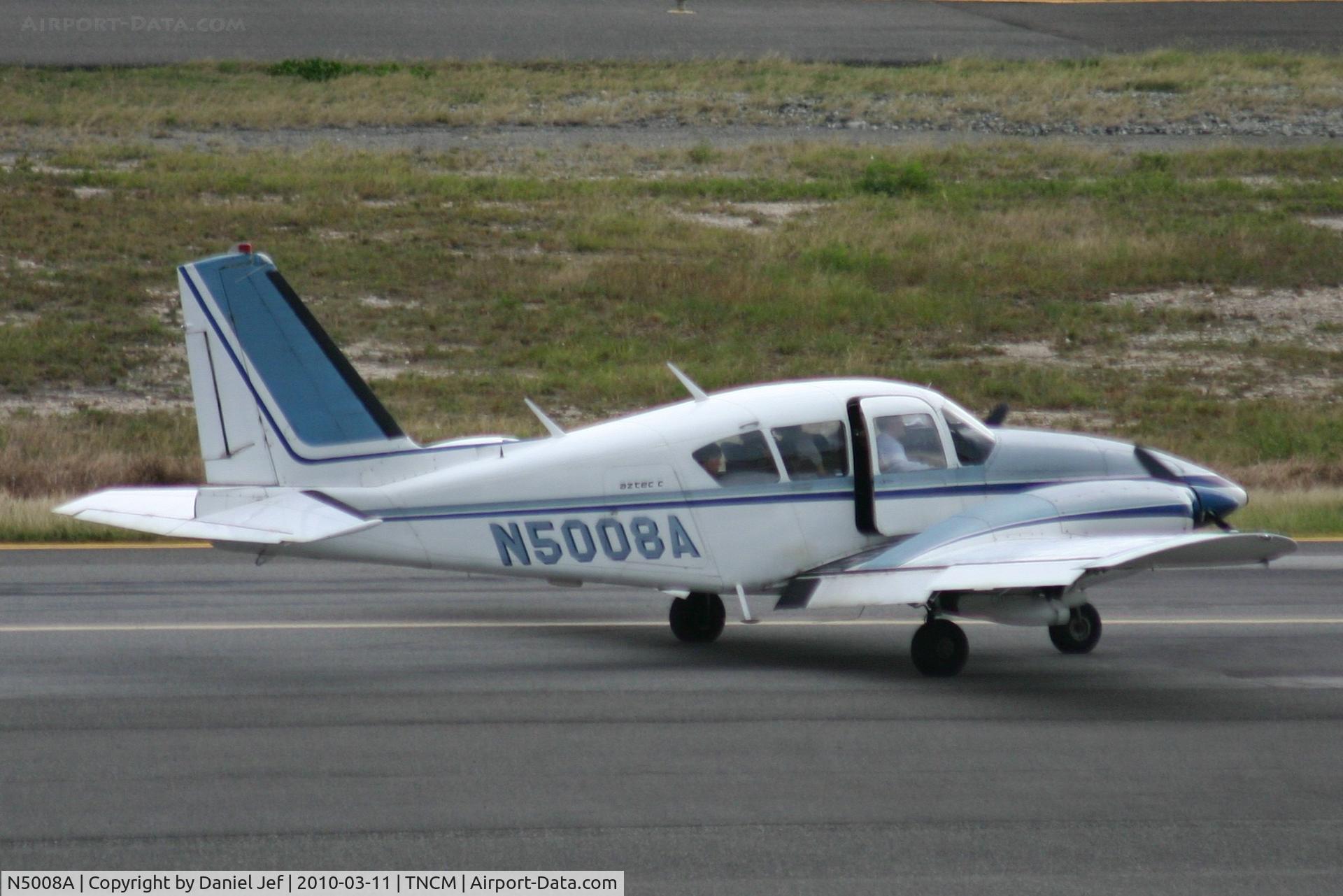N5008A, 1967 Piper PA-23-250 C/N 27-3695, N5008A taxing to Alpha for take off