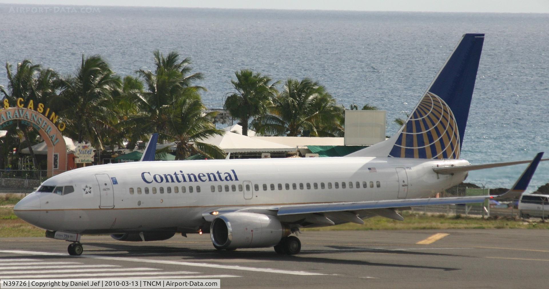 N39726, 1999 Boeing 737-724 C/N 28796, Continental N39726 at the tresh hold for take off
