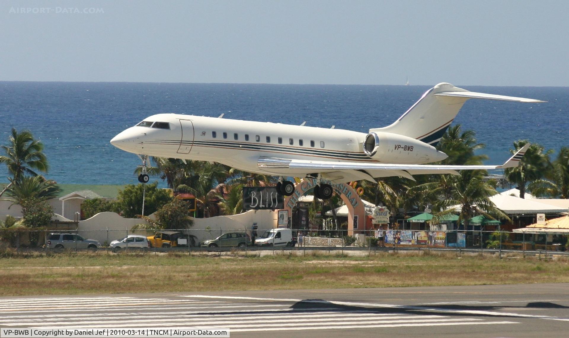 VP-BWB, Bombardier BD-700-1A11 Global 5000 C/N 9161, VP-BWB over the tresh hold at TNCM runway 10