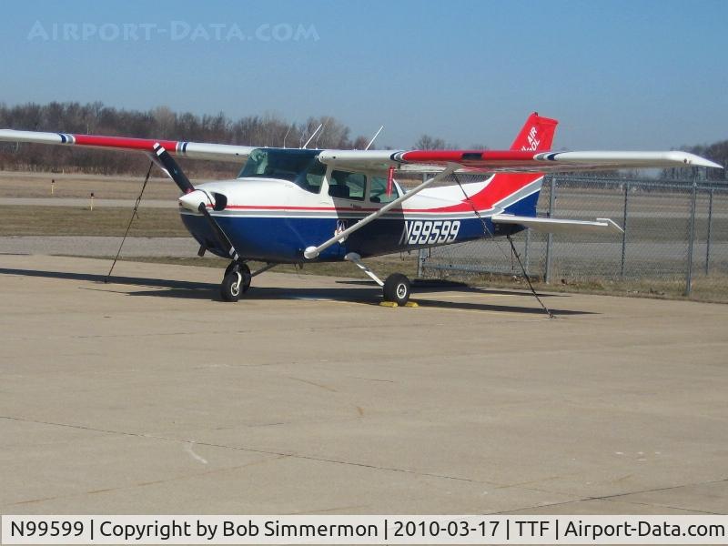 N99599, 1985 Cessna 172P C/N 17276475, On the ramp at Monroe, Michigan