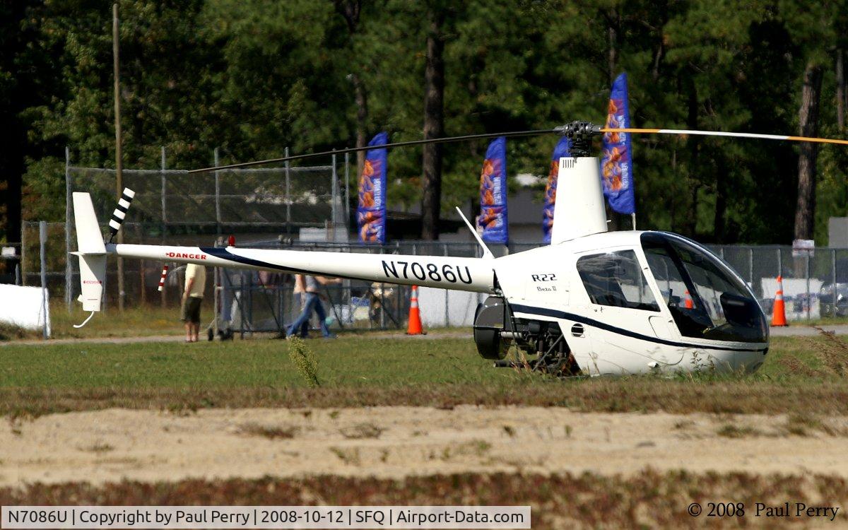 N7086U, 2004 Robinson R22 BETA C/N 3702, Hanging about at the Peanut Fest