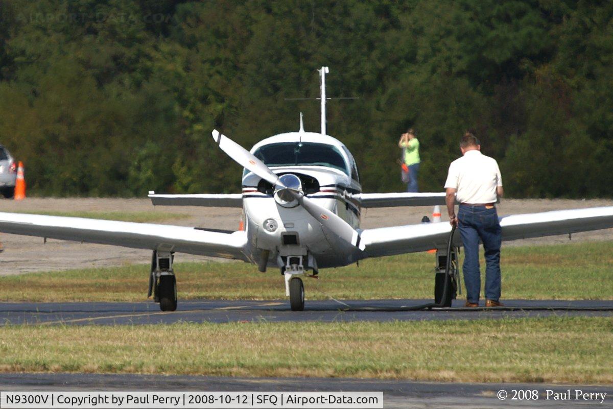 N9300V, 1969 Mooney M20F Executive C/N 690084, Refueling at Suffolk