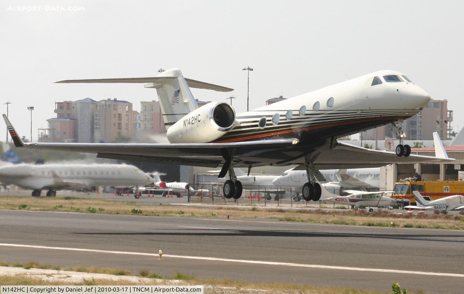 N142HC, 2004 Gulfstream Aerospace GIV-X (G450) C/N 4007, N142HC departing TNCM
