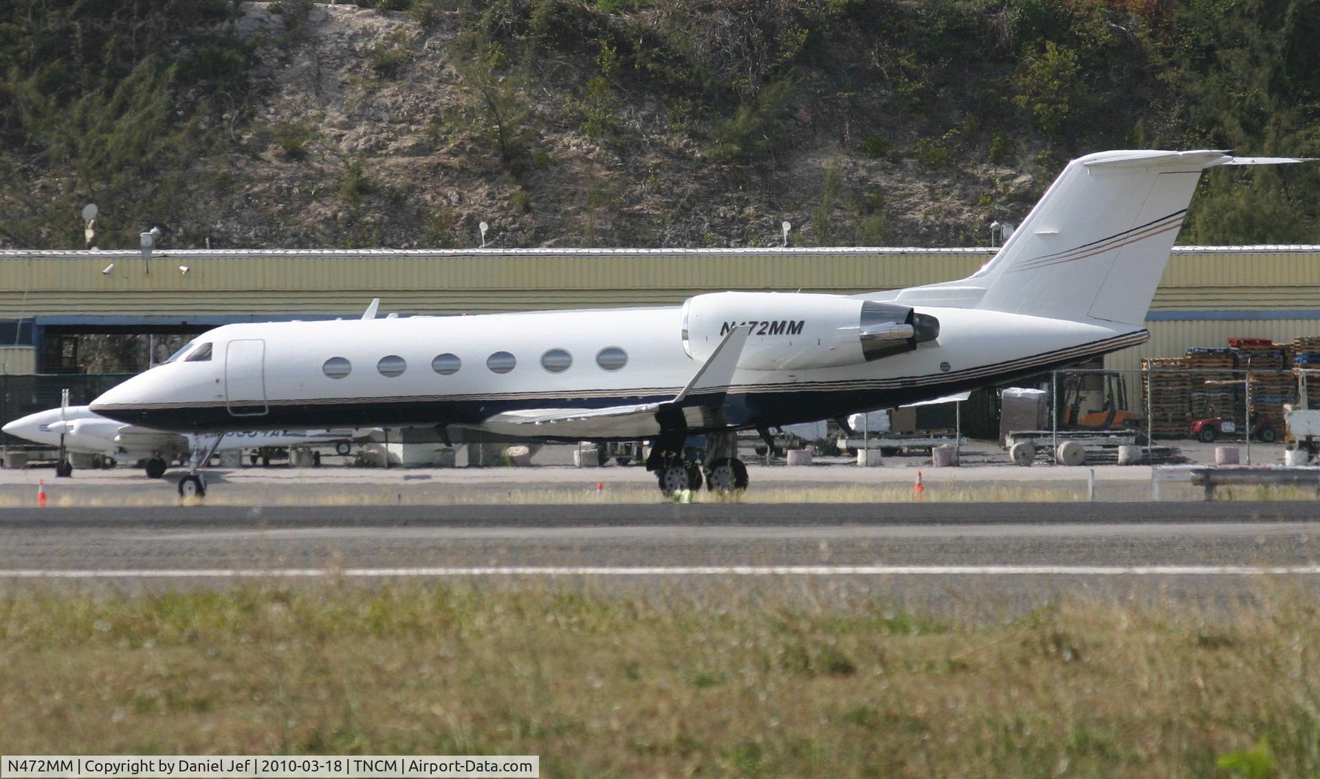 N472MM, Gulfstream Aerospace G-IV C/N 1072, N472MM park at the cargo ramp at TNCM