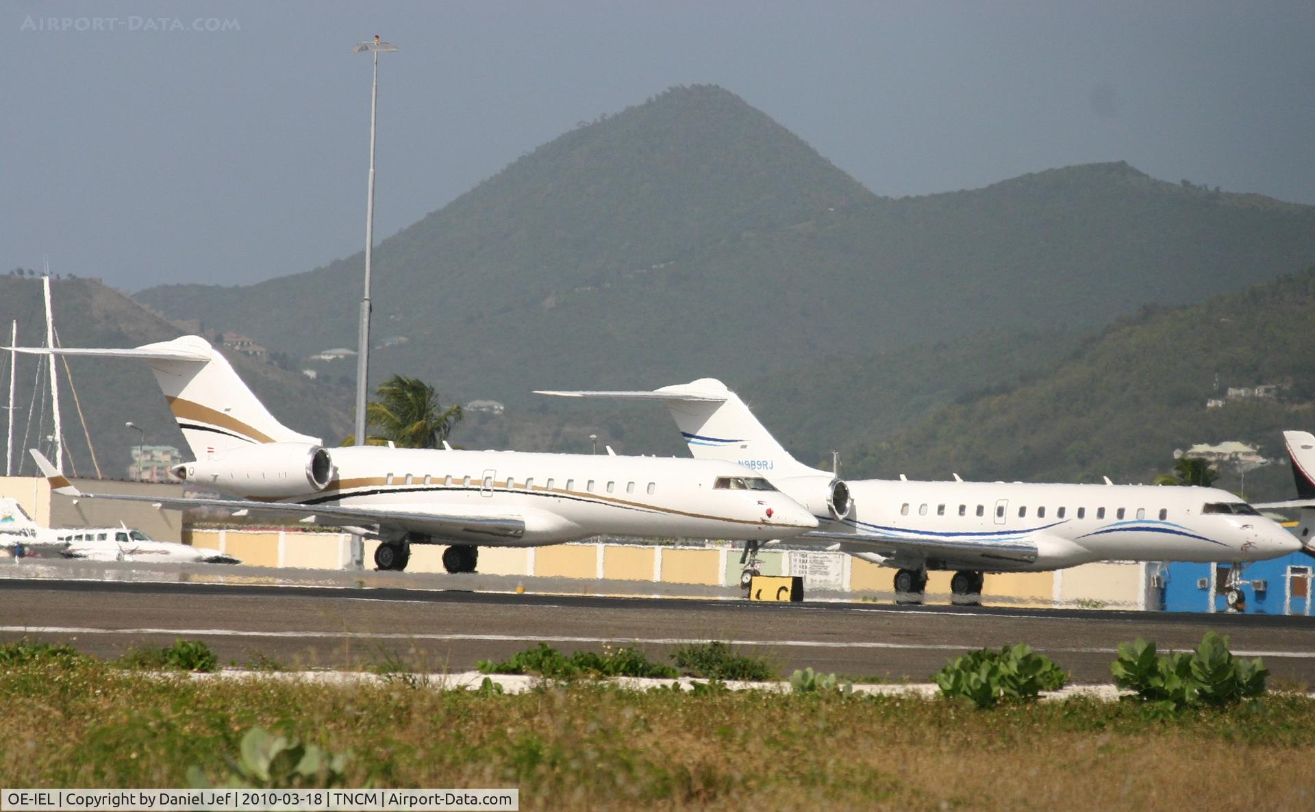 OE-IEL, Bombardier BD-700-1A10 Global Express C/N 9099, OE-IEL park on the charlie ramp next to there sister!!!!