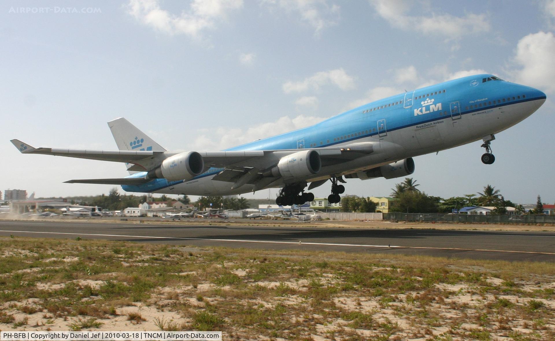 PH-BFB, 1989 Boeing 747-406 C/N 24000, KLM PH-BFB departing TNCM runway 10