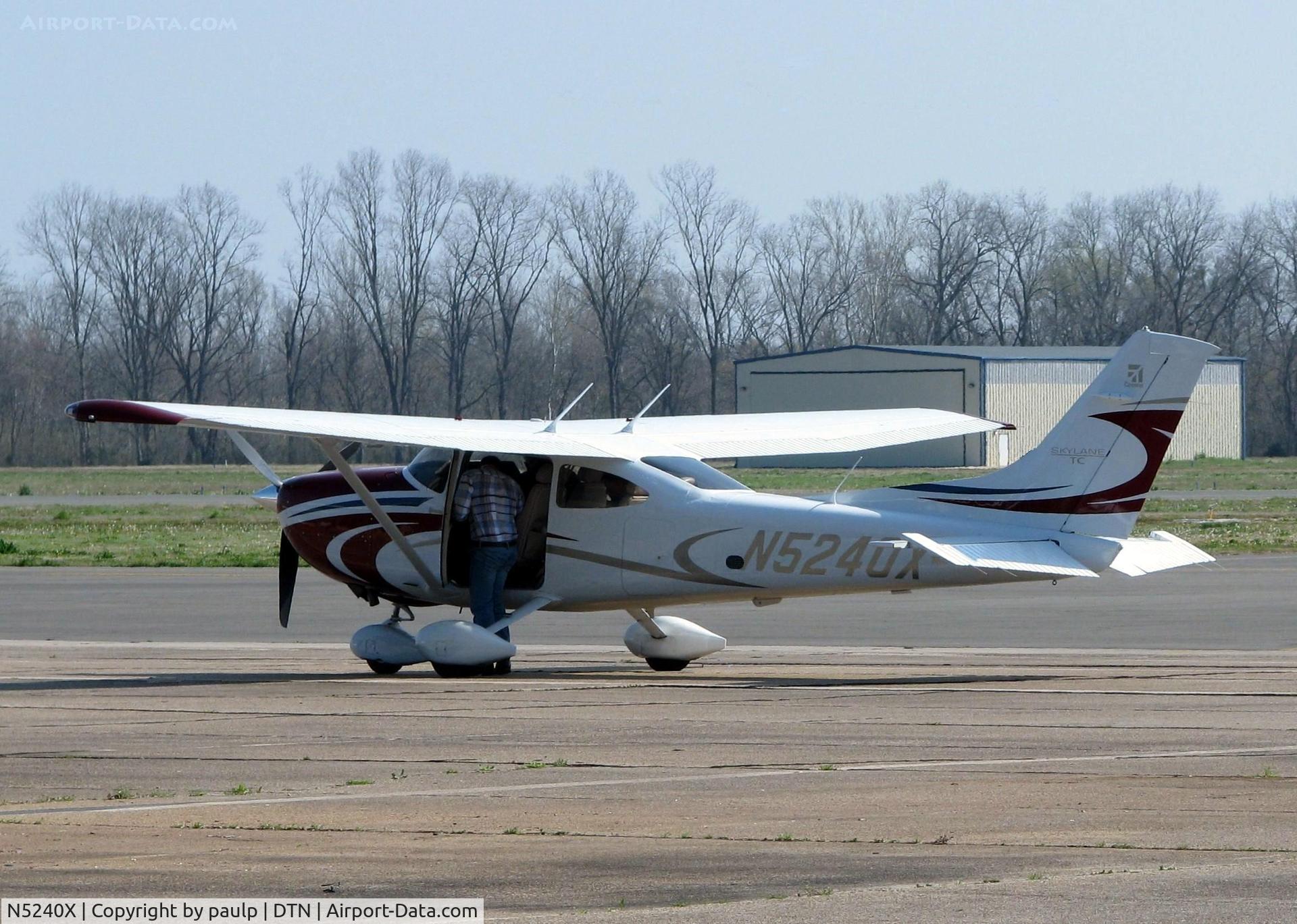 N5240X, Cessna T182T Turbo Skylane C/N T18208952, At Shreveport's Downtown Airport.