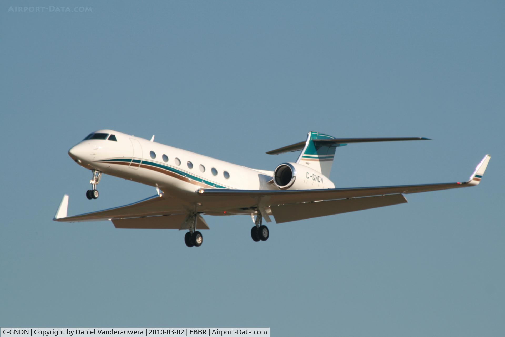 C-GNDN, 2009 Gulfstream Aerospace GV-SP (G550) C/N 5230, Arrival to RWY 25L