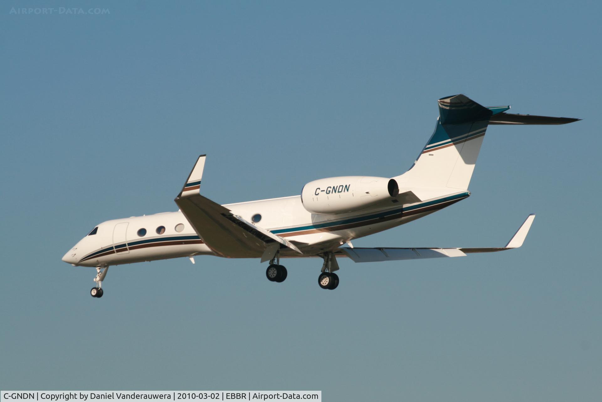 C-GNDN, 2009 Gulfstream Aerospace GV-SP (G550) C/N 5230, Descending to RWY 25L