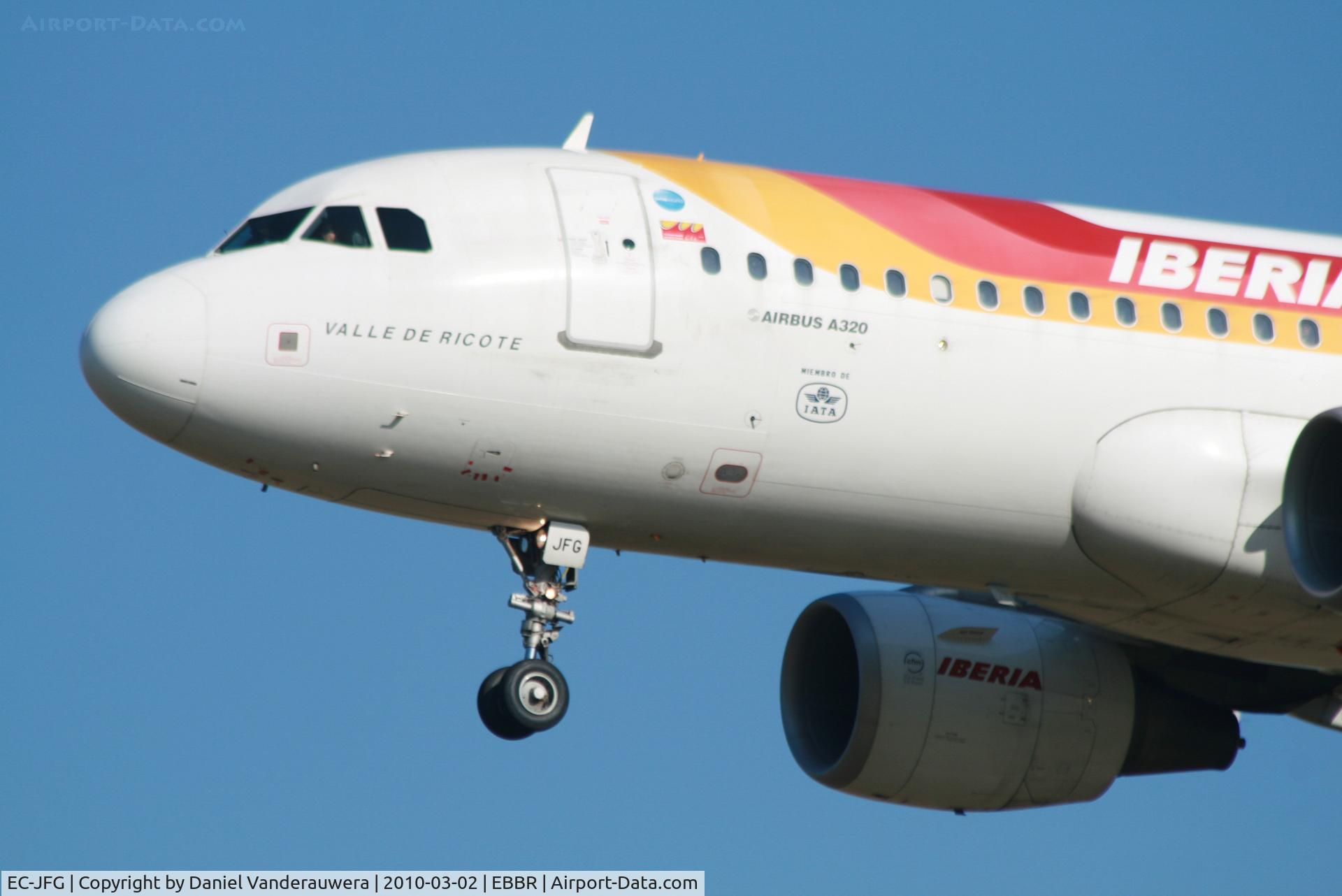 EC-JFG, 2004 Airbus A320-214 C/N 2143, Arrival of flight IB3206 to RWY 25L