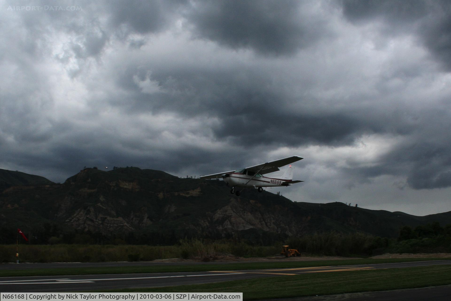 N66168, 1983 Cessna 172P C/N 17275974, Landing RWY 4 before the rain