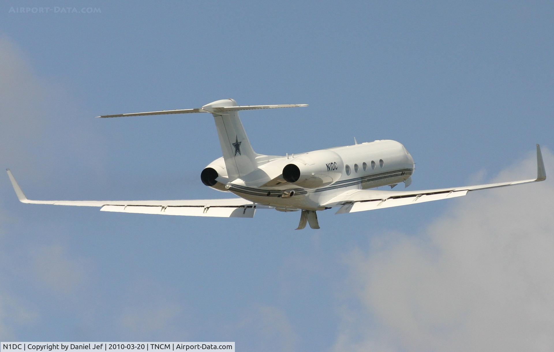 N1DC, 2001 Gulfstream Aerospace G-V C/N 651, N1DC departing TNCM