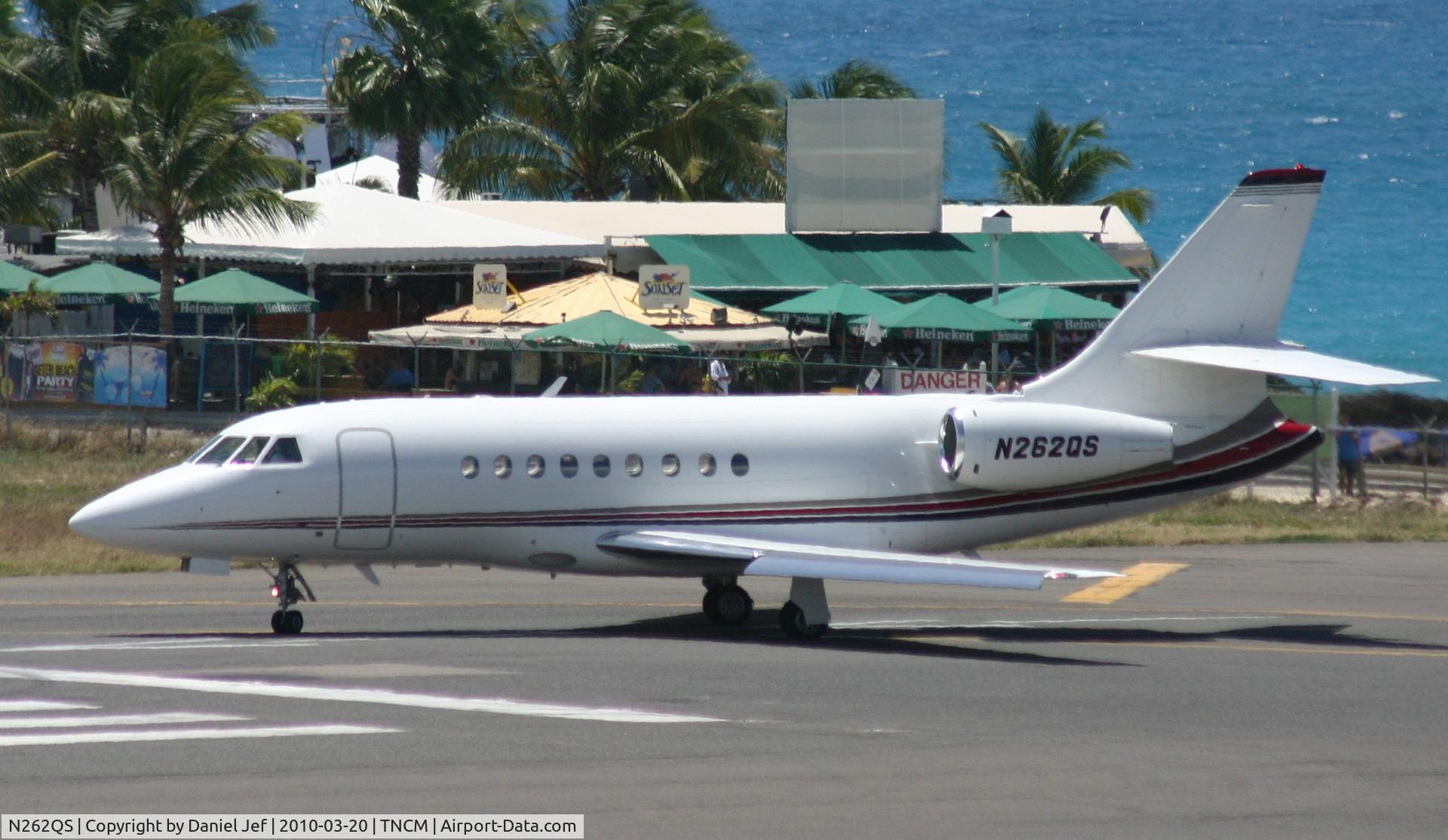 N262QS, 2001 Dassault Falcon 2000 C/N 162, N262QS at the tresh hold TNCM runway 10