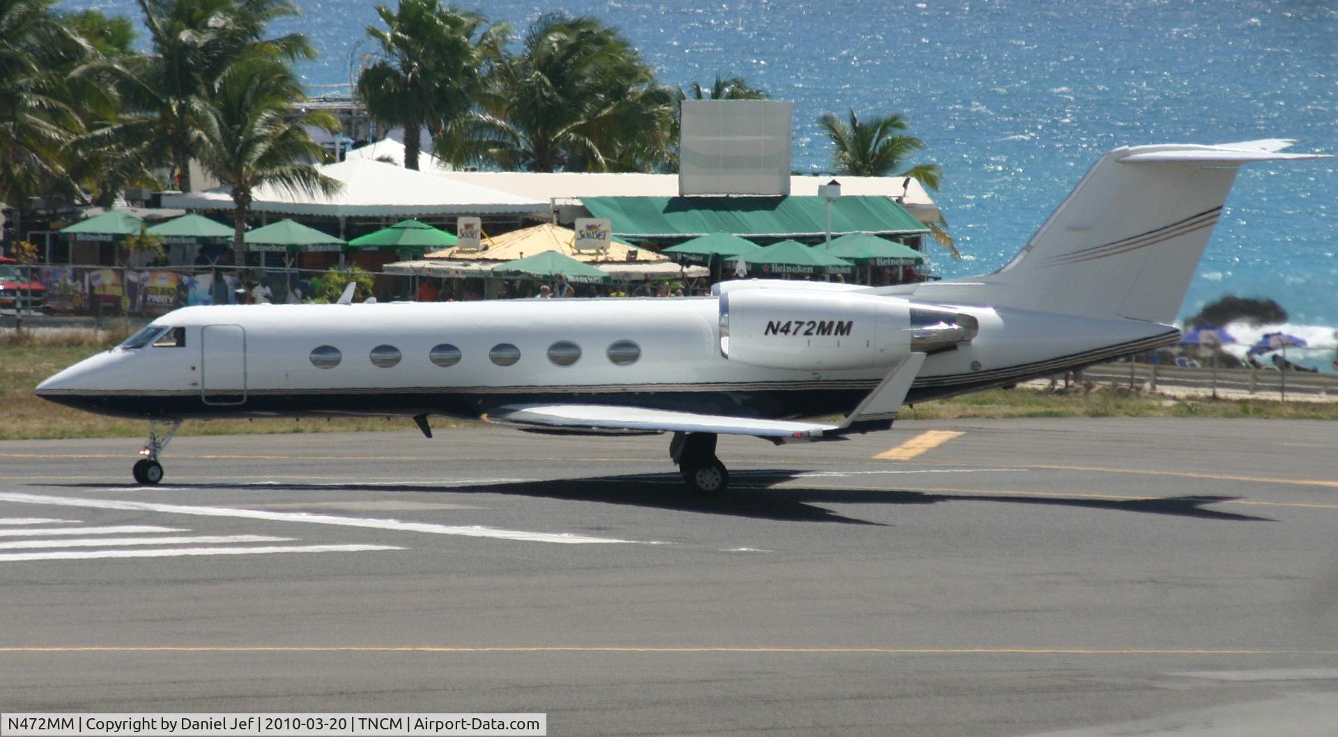 N472MM, Gulfstream Aerospace G-IV C/N 1072, N472MM at the tresh hold to depart TNCM