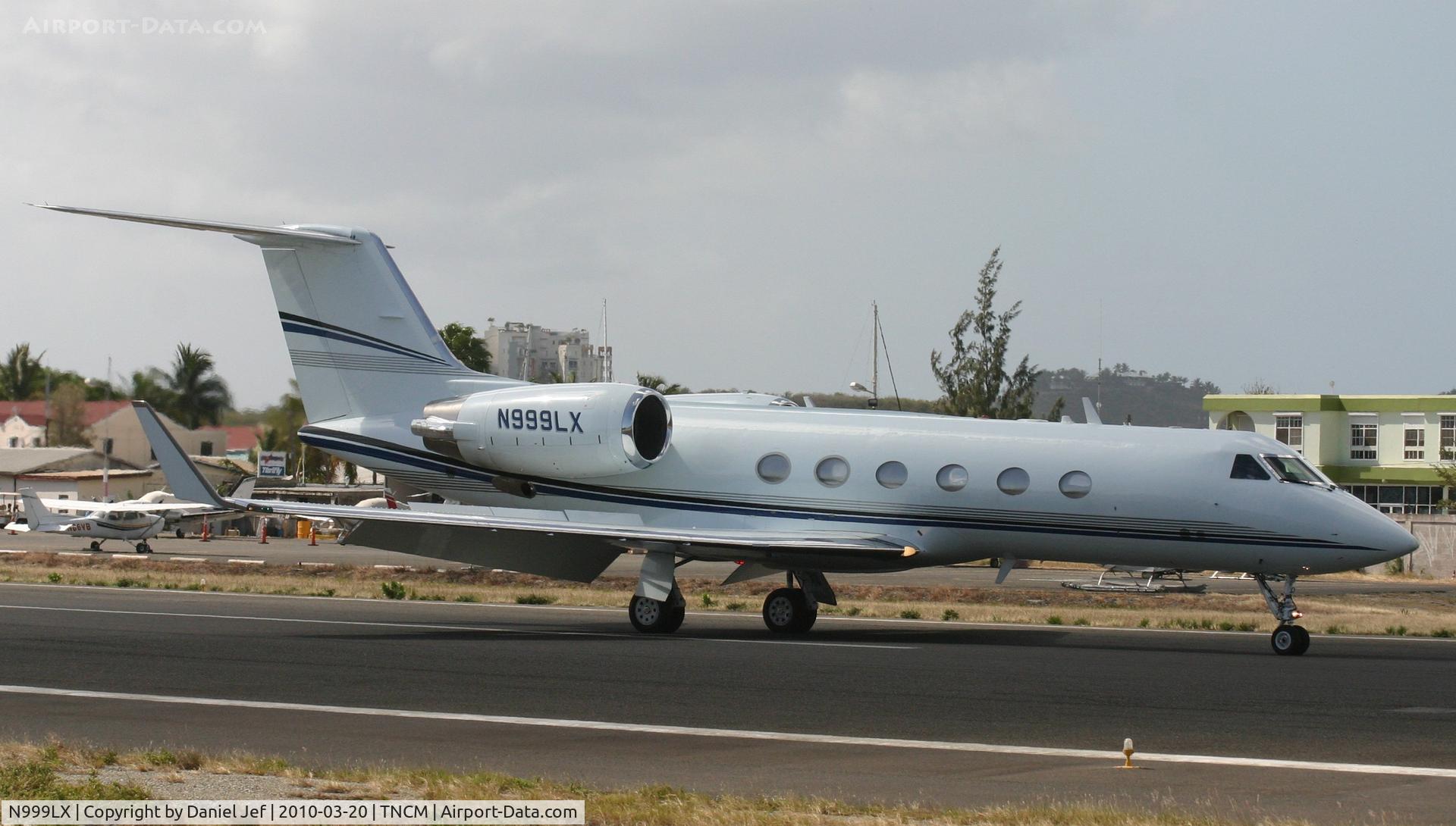N999LX, 1989 Gulfstream Aerospace G-IV C/N 1099, N999LX rolling out befor back tracking to parking