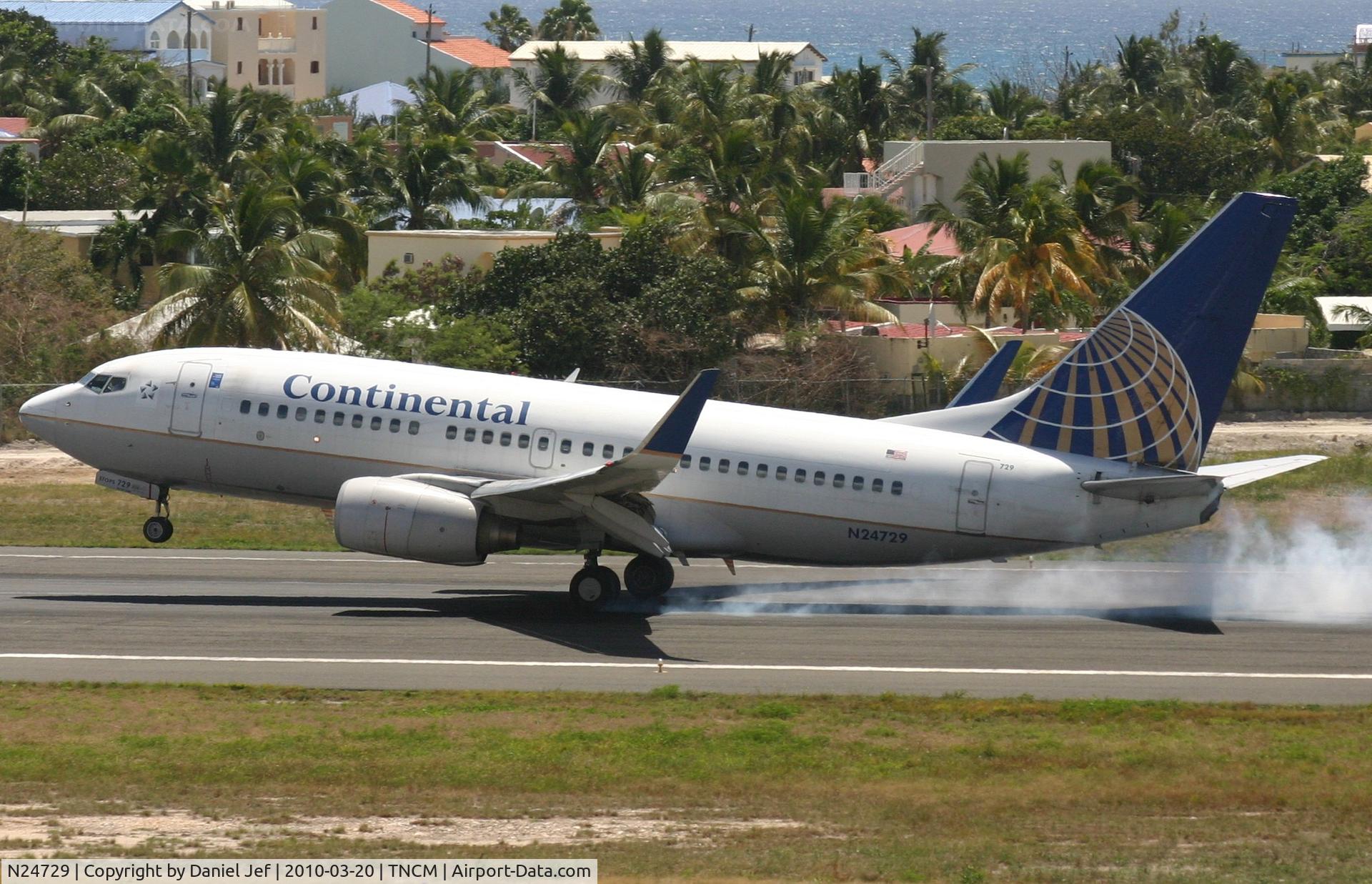 N24729, 1999 Boeing 737-724 C/N 28945, Continental N24729 landing at TNCM