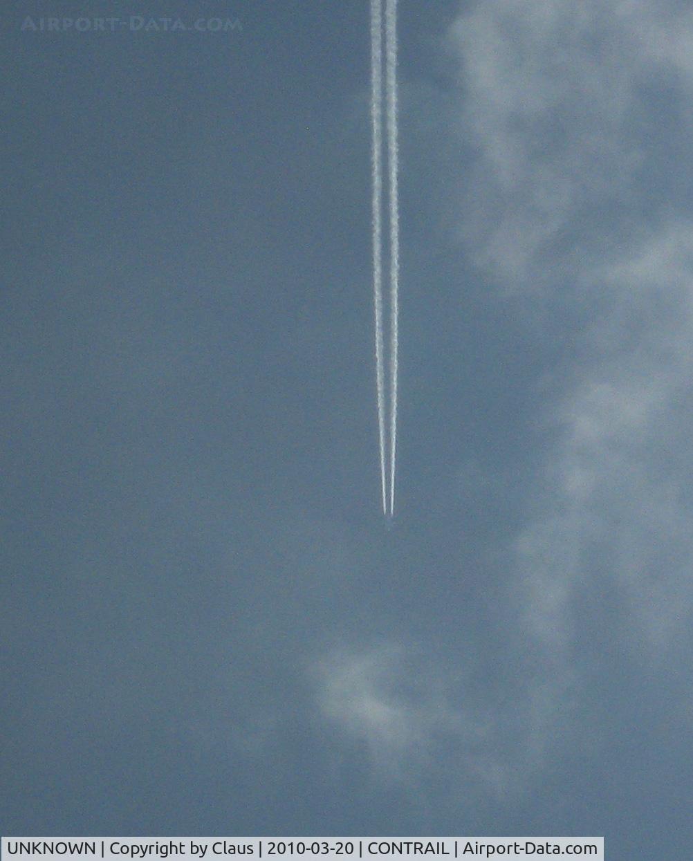 UNKNOWN, Contrails Various C/N Unknown, In Flight over the Faget forest