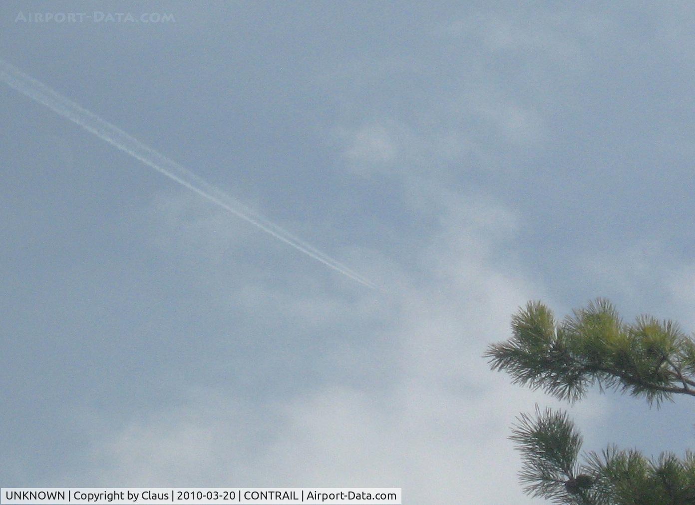 UNKNOWN, Contrails Various C/N Unknown, In Flight over Faget