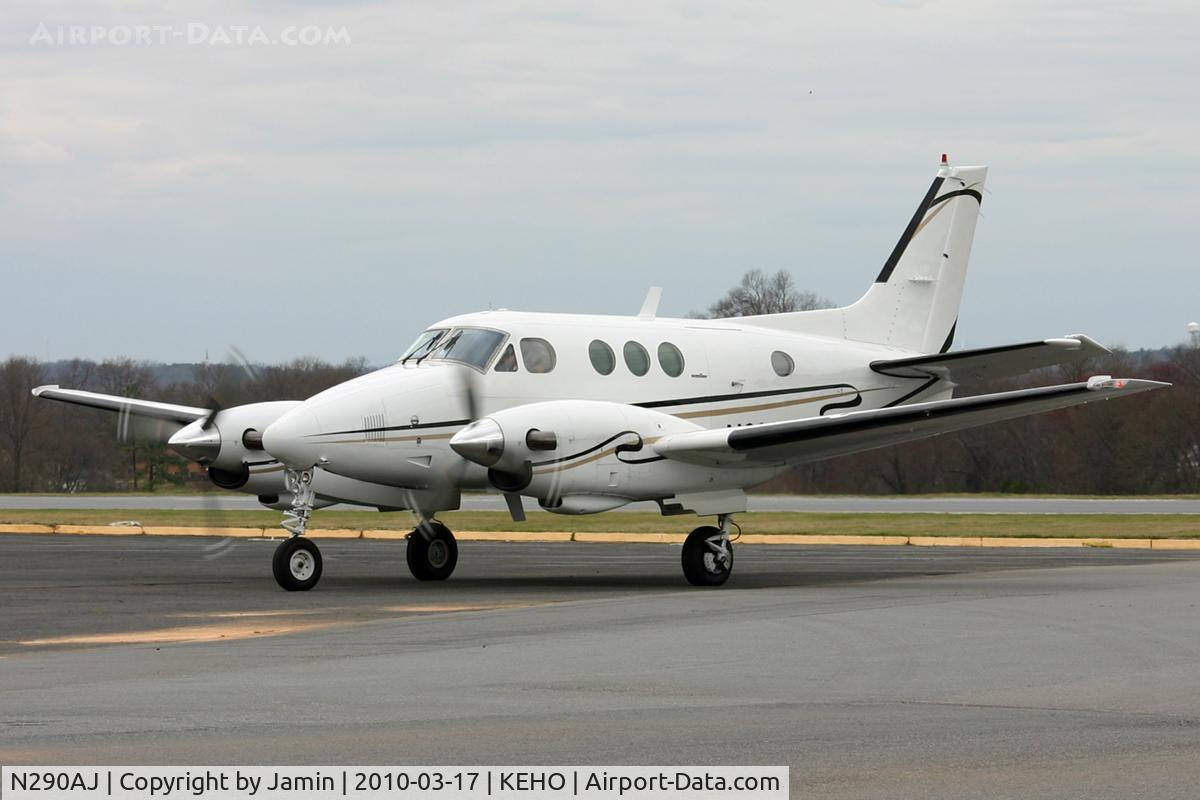 N290AJ, 1980 Beech C90 King Air C/N LJ-871, Sporting a new paint job.