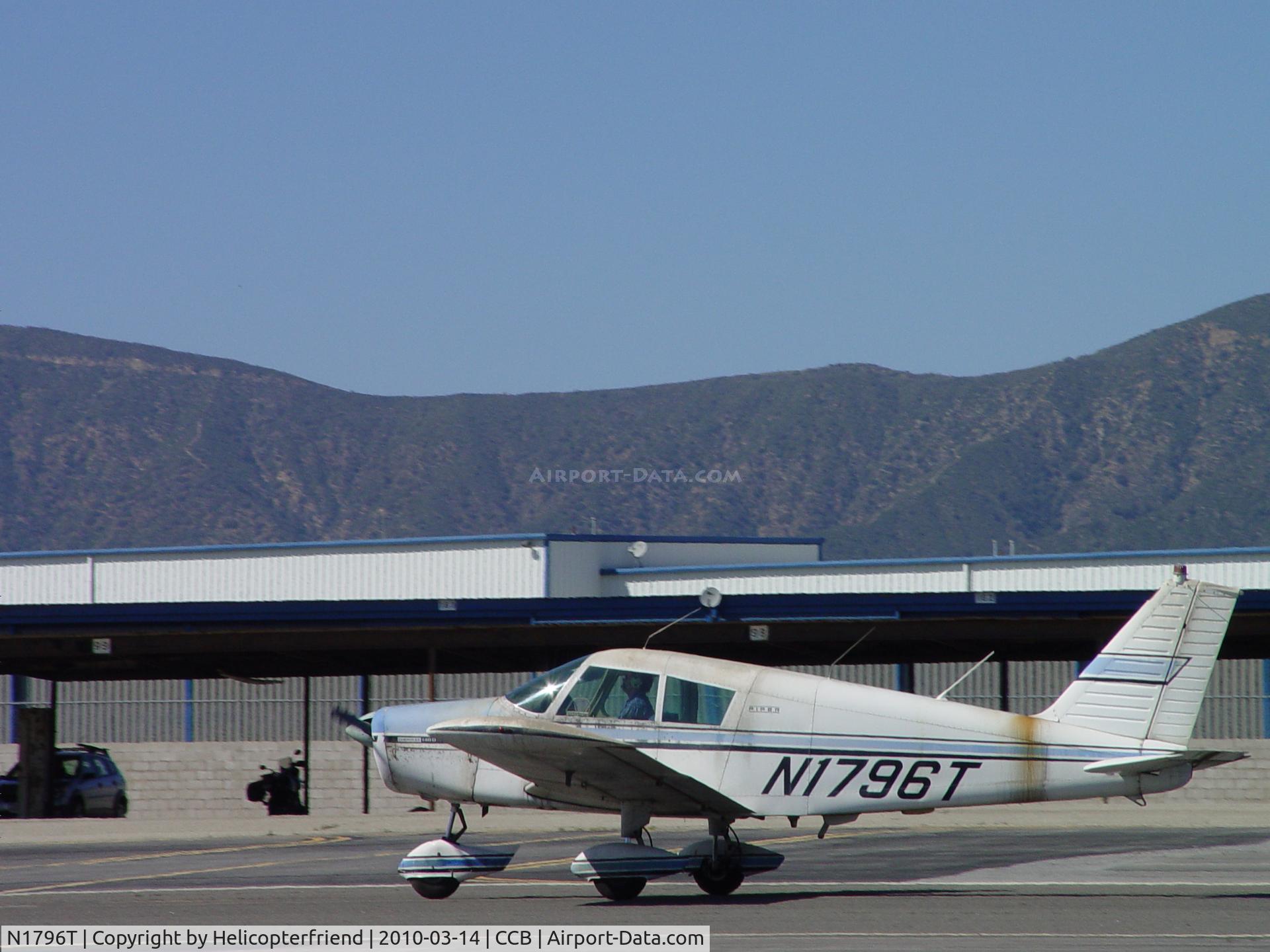 N1796T, 1971 Piper PA-28-140 C/N 28-7125135, Landing at Cable
