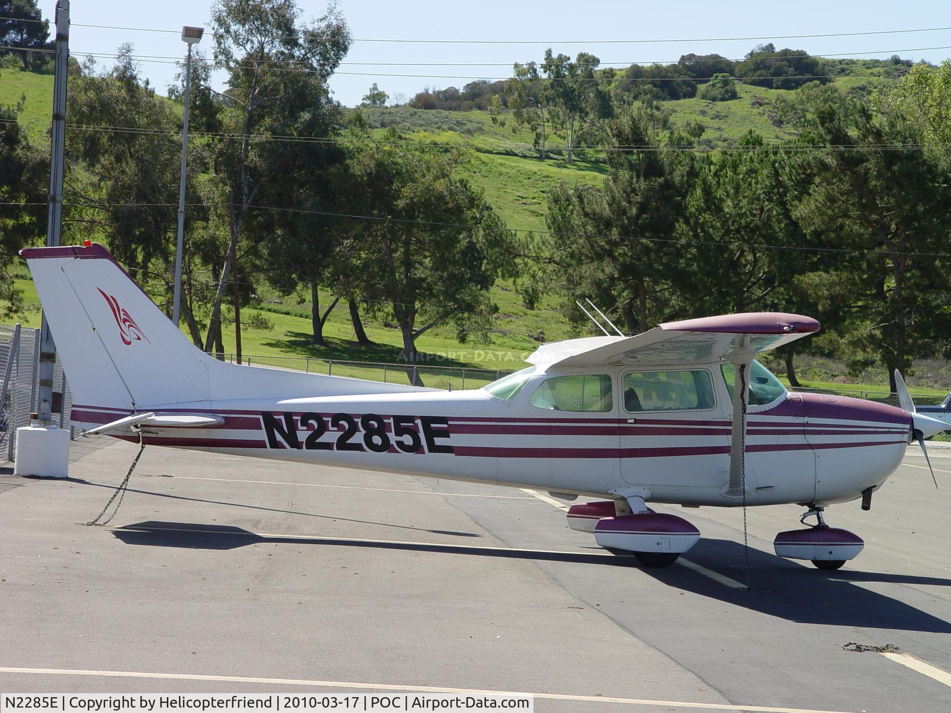 N2285E, 1978 Cessna 172N C/N 17271220, Parked at Brackett