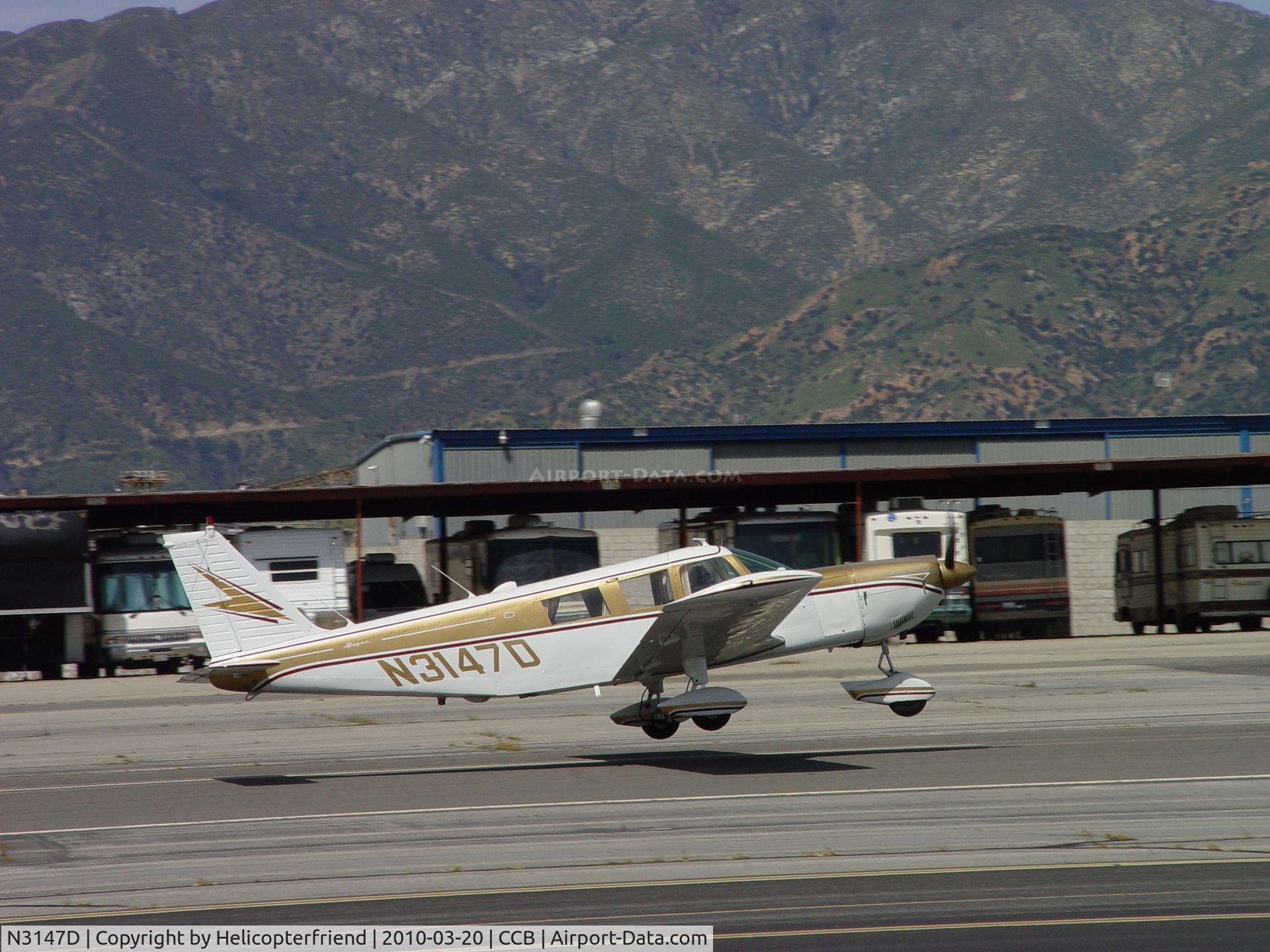 N3147D, 1968 Piper PA-32-300 Cherokee Six C/N 32-40412, Touch & Go at Cable