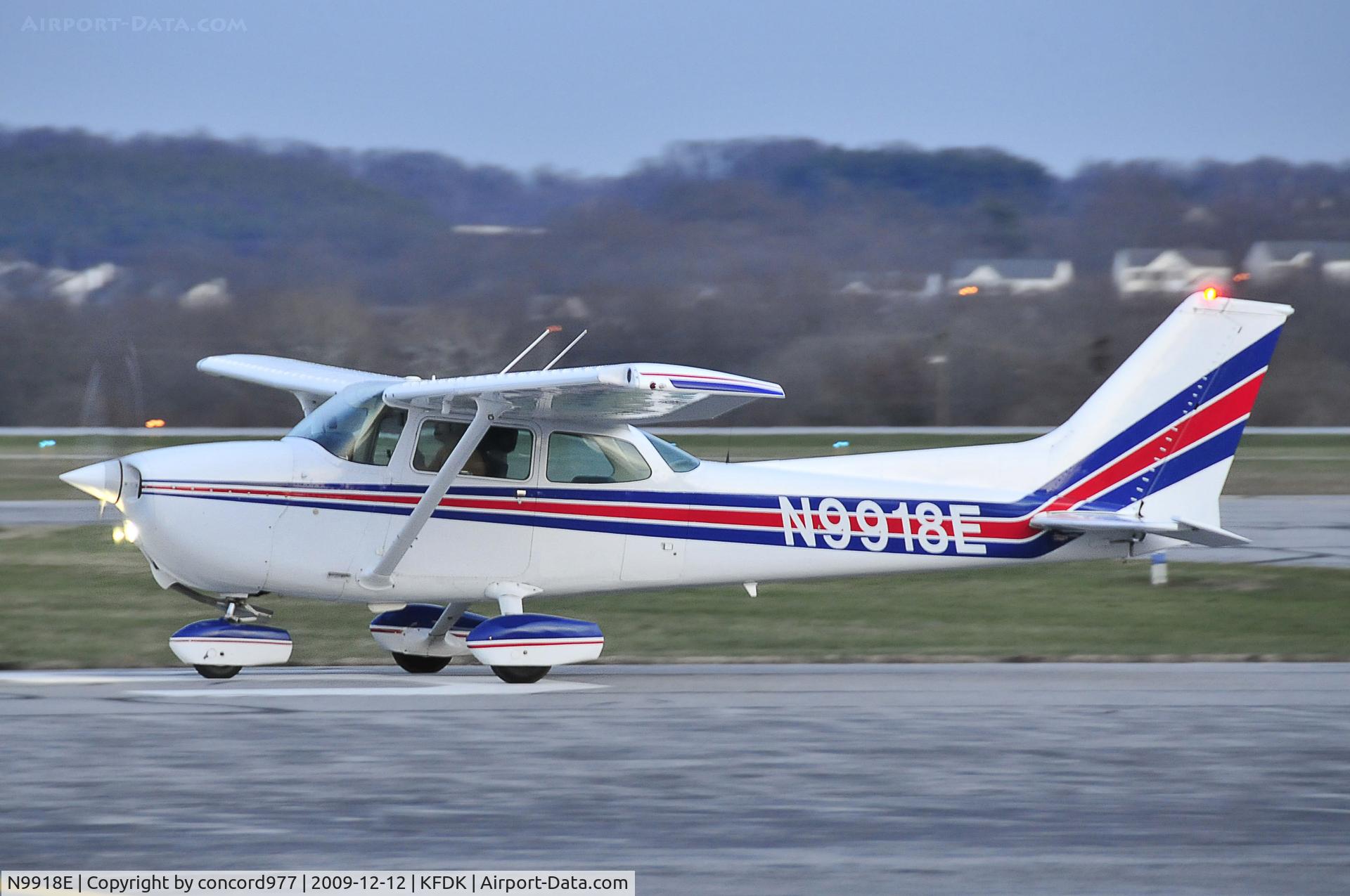 N9918E, 1979 Cessna 172N C/N 17272289, Seen at KFDK 0n 12/12/2009