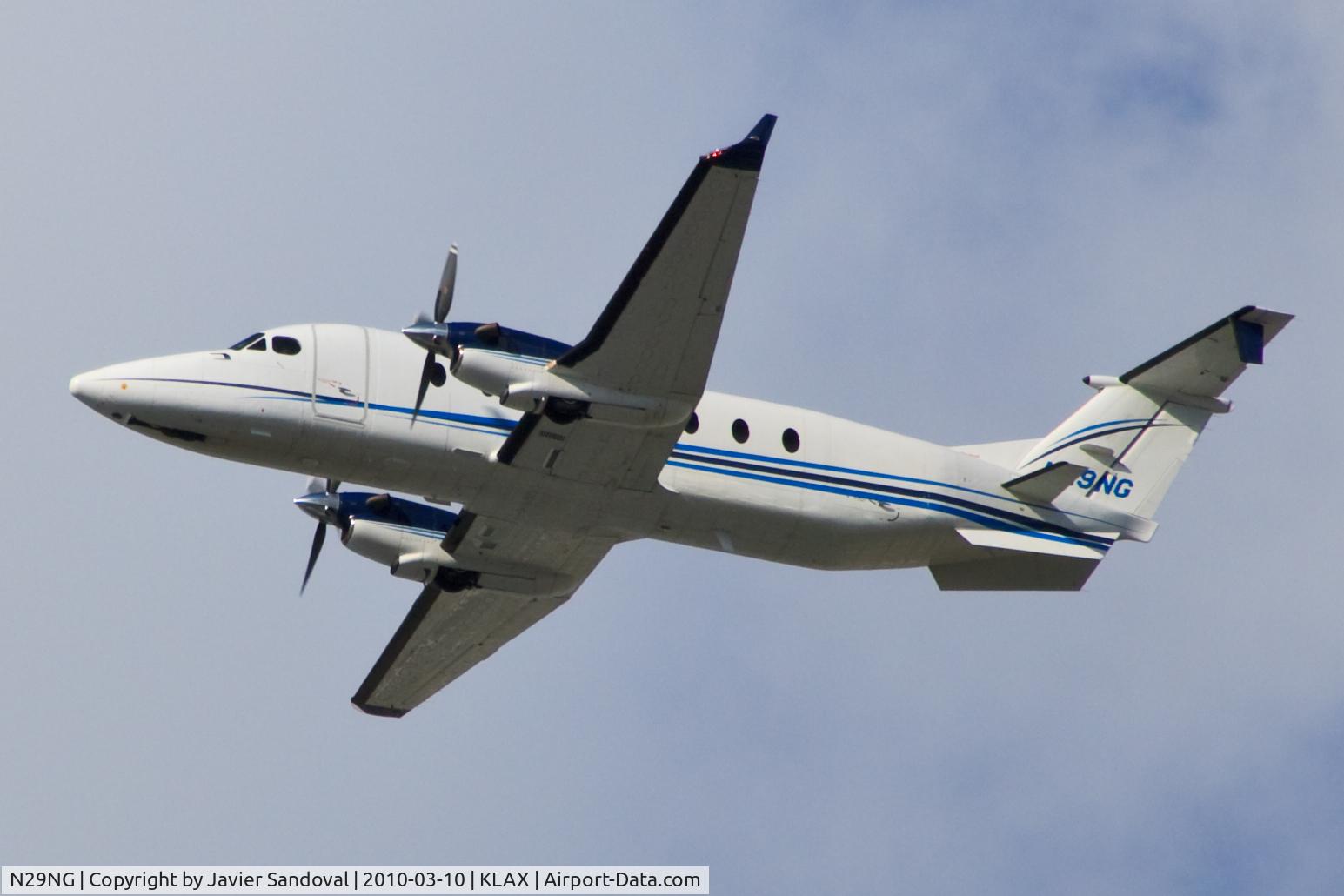 N29NG, 1997 Beech 1900D C/N UE-303, Taking off from LAX runway 25R