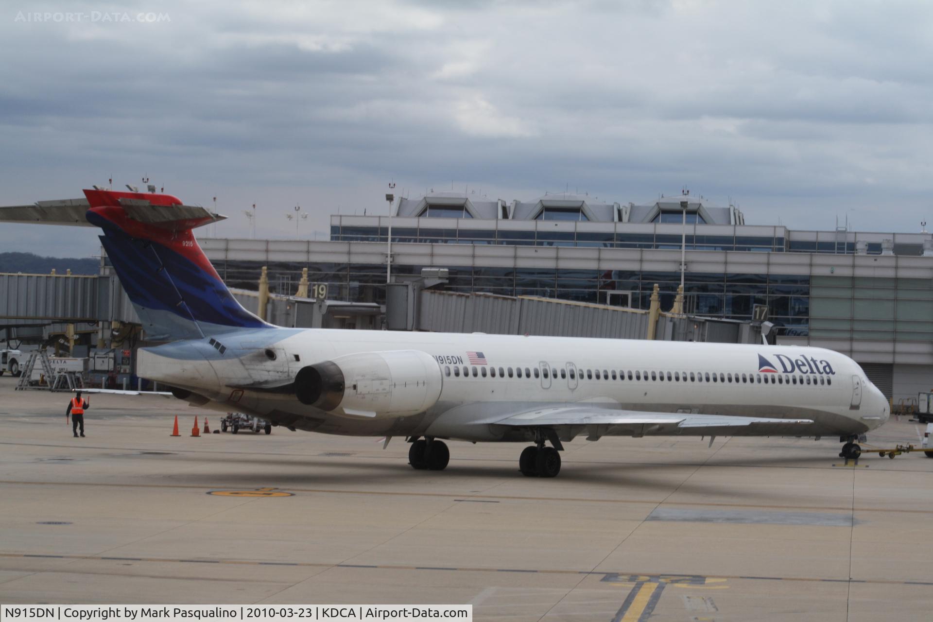 N915DN, 1996 McDonnell Douglas MD-90-30 C/N 53395, MD-90-30