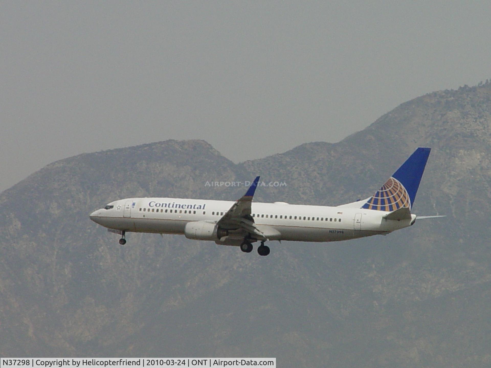 N37298, 2005 Boeing 737-824 C/N 34004, On final to runway 26R