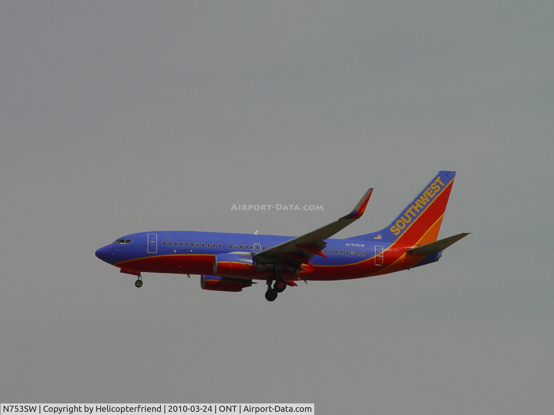 N753SW, 1999 Boeing 737-7H4 C/N 29848, On final to runway 26R