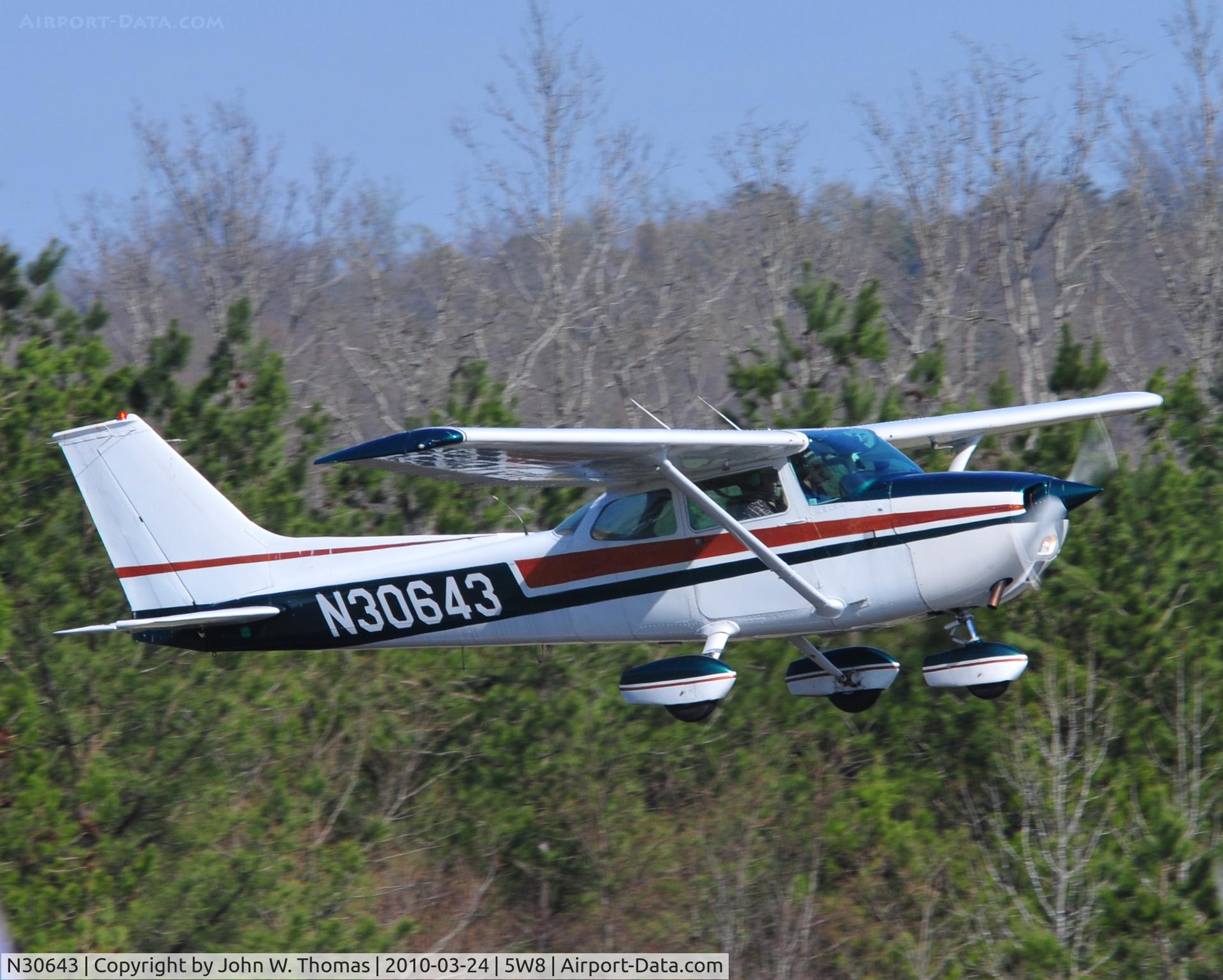 N30643, 1974 Cessna 172M C/N 17264150, Departing runway 22