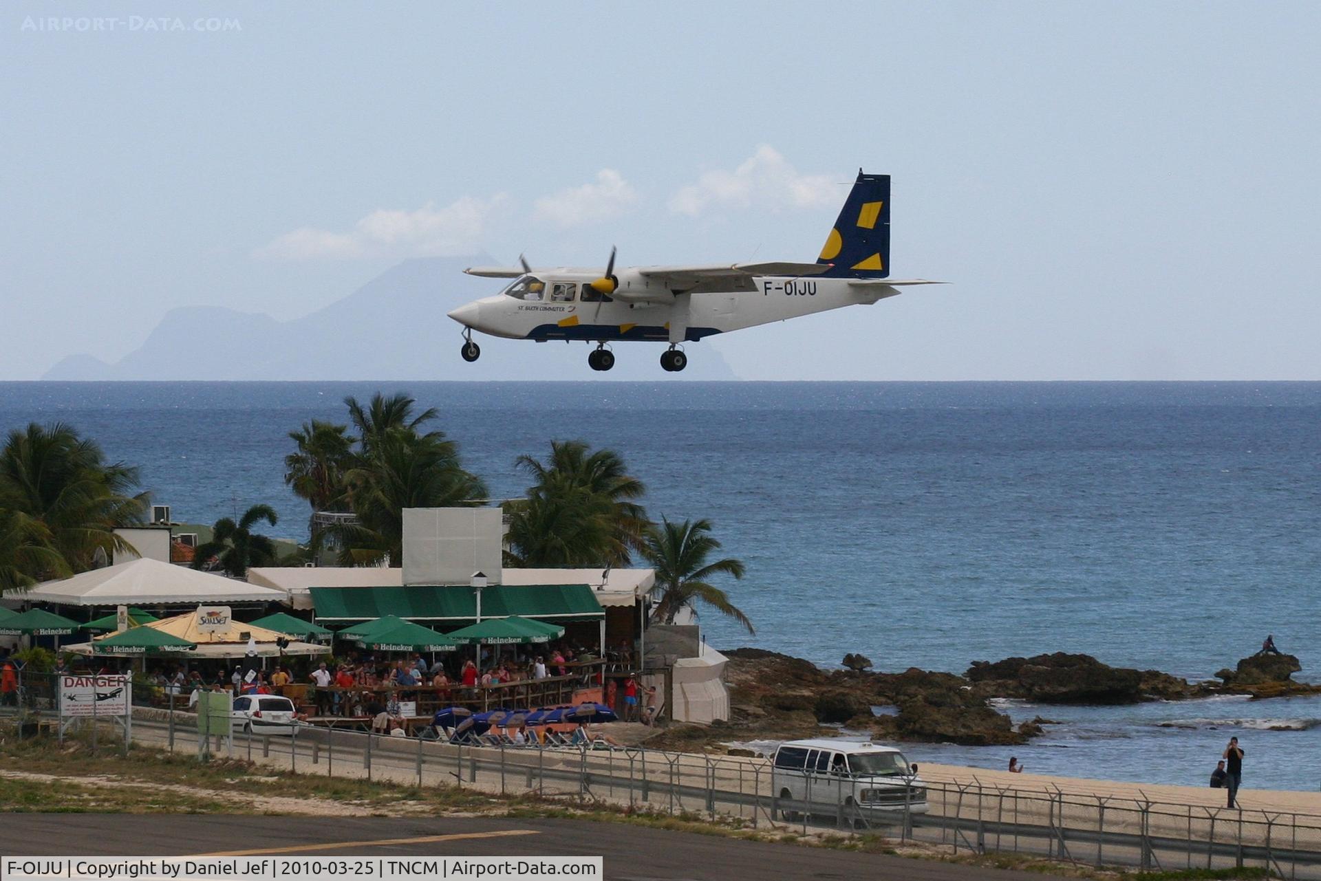 F-OIJU, 1996 Pilatus Britten-Norman BN-2B-20 Islander C/N 2291, Black fin F-OIJU over the tresh hold runway 10 at TNCM