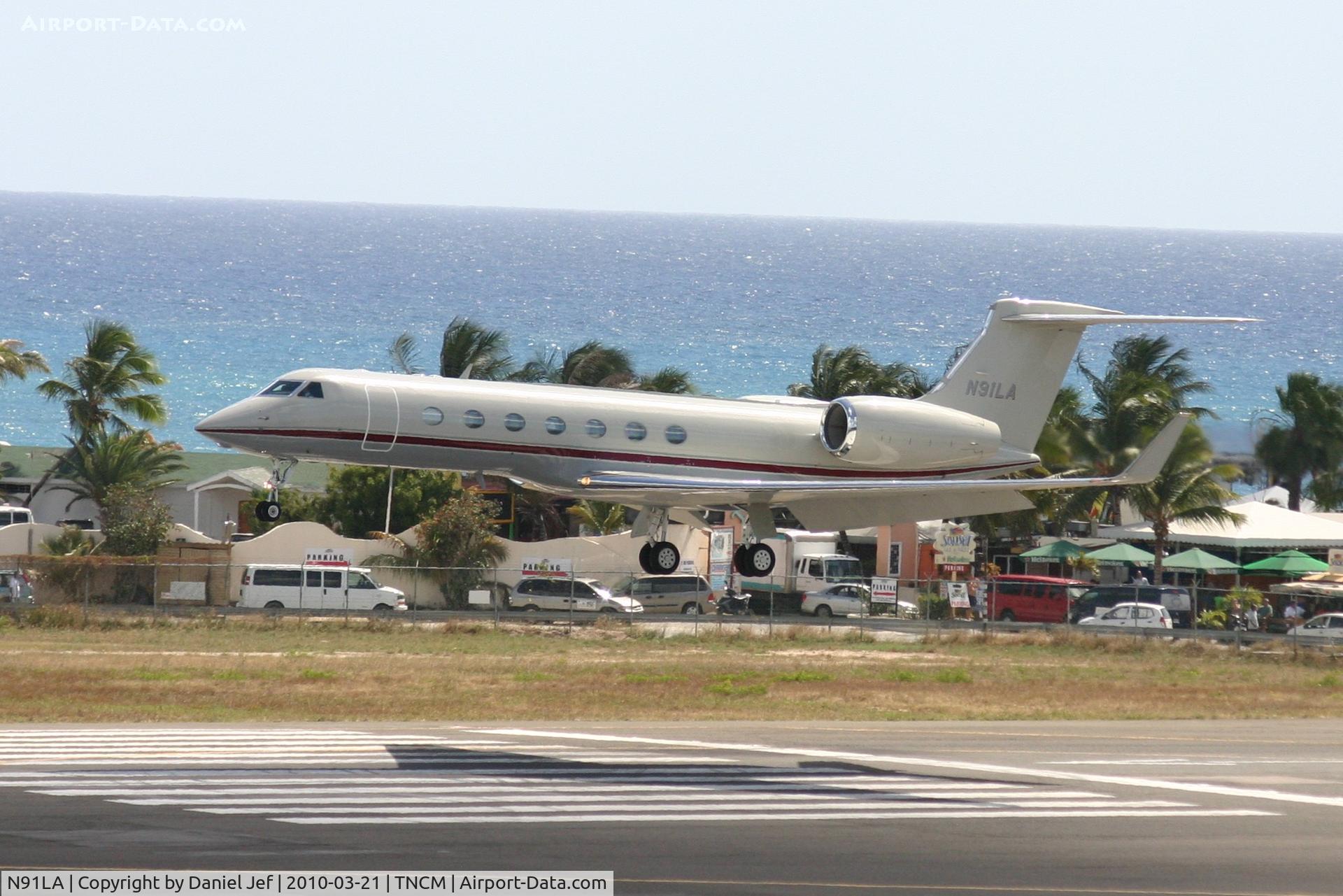 N91LA, 2003 Gulfstream Aerospace GV-SP (G550) C/N 5027, N91LA over the tresh hold at TNCM runway 10