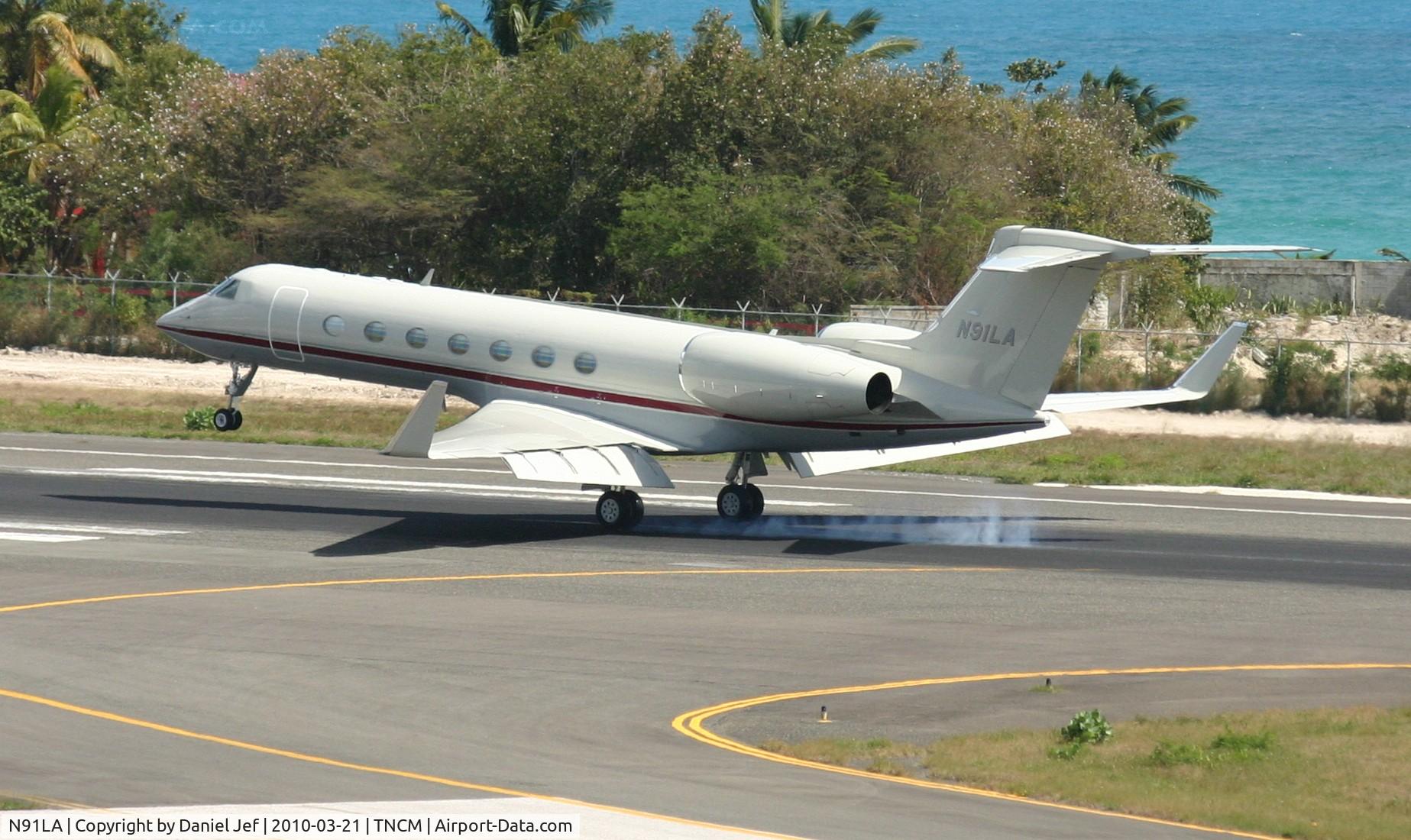 N91LA, 2003 Gulfstream Aerospace GV-SP (G550) C/N 5027, N91LA touching down at TNCM