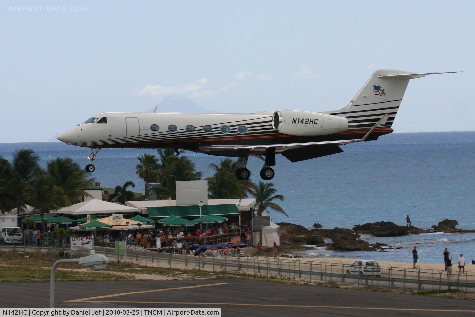N142HC, 2004 Gulfstream Aerospace GIV-X (G450) C/N 4007, N142HC over the tresh hold at TNCM runway 10