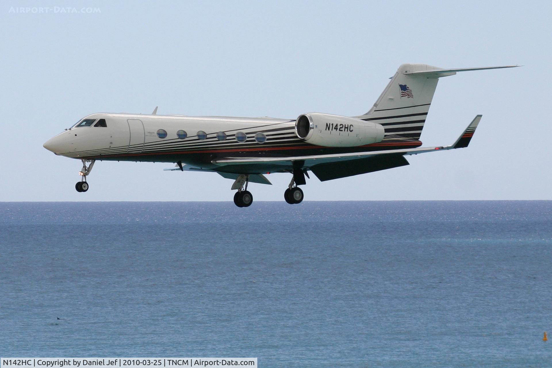 N142HC, 2004 Gulfstream Aerospace GIV-X (G450) C/N 4007, N142HC on the glide slope to the tresh hold at TNCM runway 10