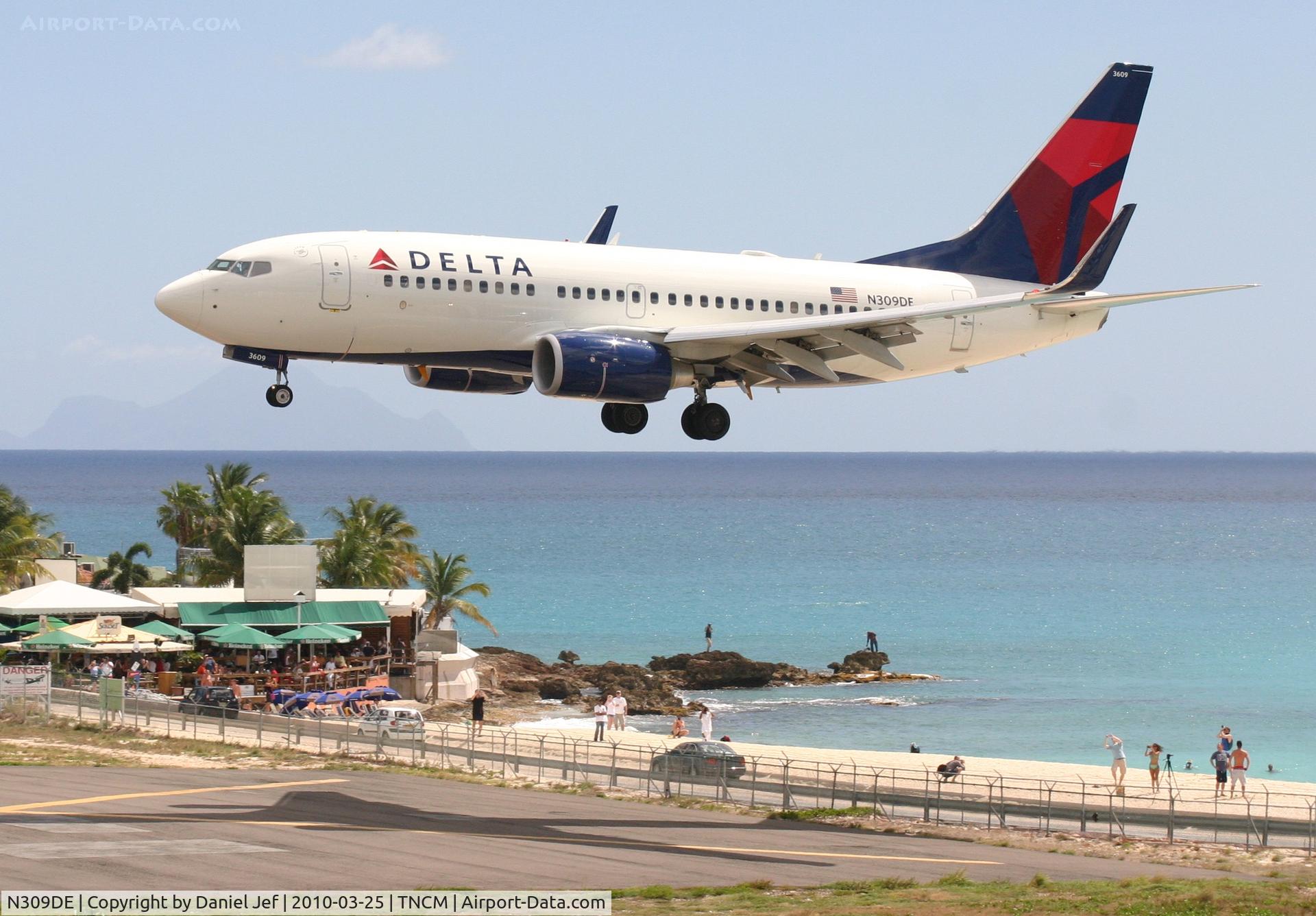 N309DE, 2009 Boeing 737-732 C/N 29634, Delta airlines N309DE over the tresh hold at TNCM