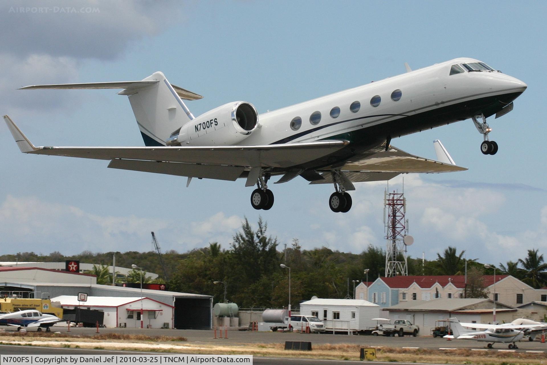N700FS, 1999 Gulfstream Aerospace G-IV C/N 1400, N700FS departing TNCM
