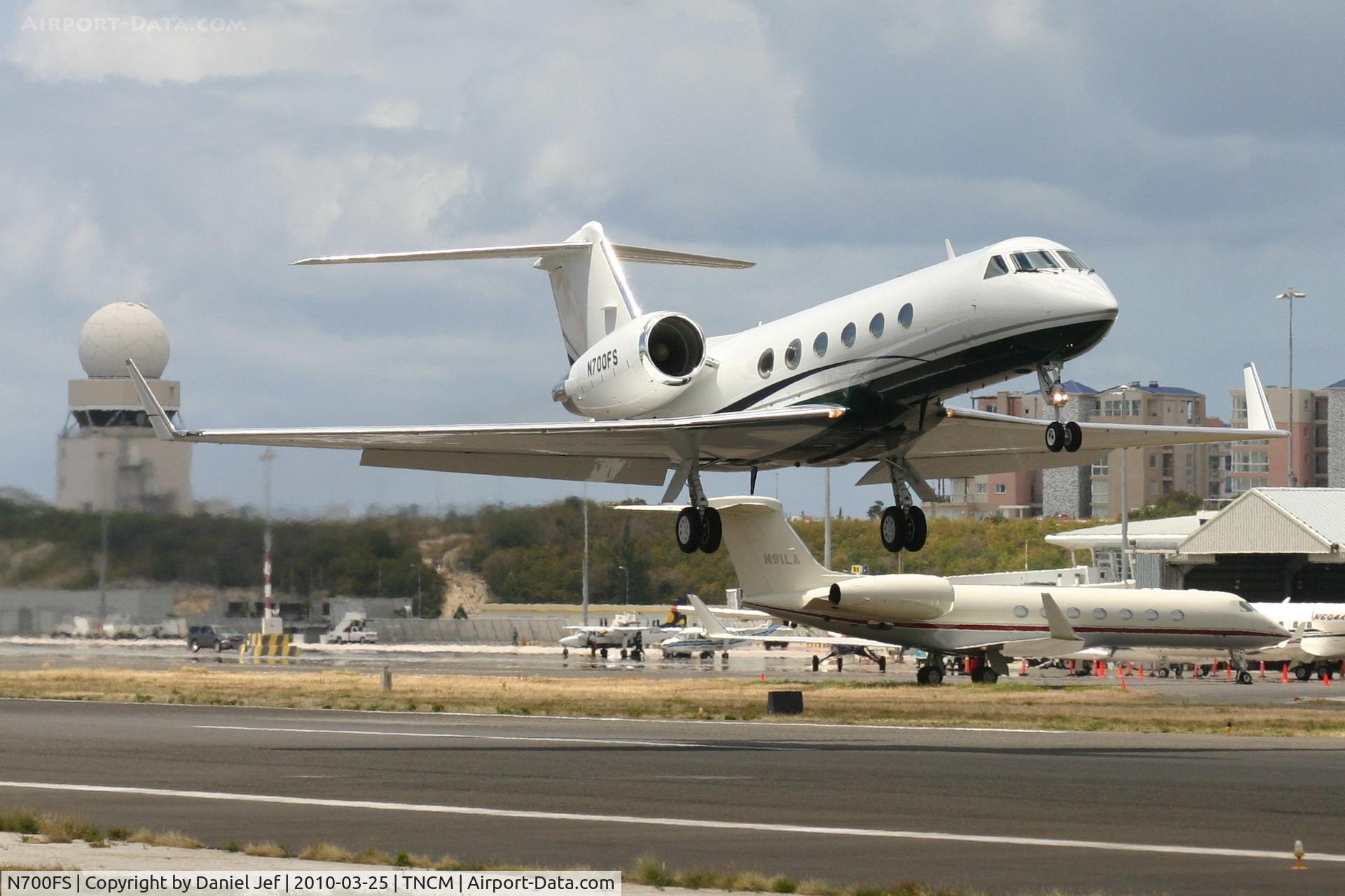N700FS, 1999 Gulfstream Aerospace G-IV C/N 1400, N700FS departing TNCM