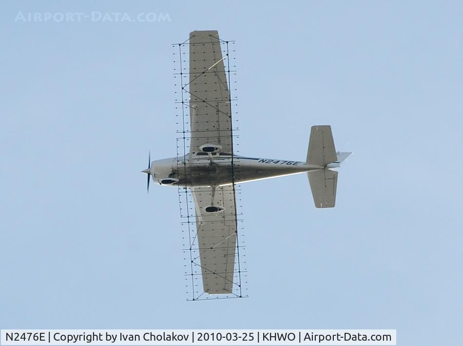 N2476E, 2001 Cessna 172S C/N 172S8784, Equipped with neon lights