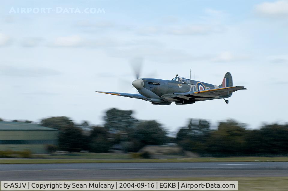 G-ASJV, 1943 Supermarine 361 Spitfire LF.IXb C/N CBAF.IX.552, Supermarine Sptitfire MkIX (MH434) flown by Ray Hanna, does a low fast pass over the runway during the Biggin Hill Press Day 2004