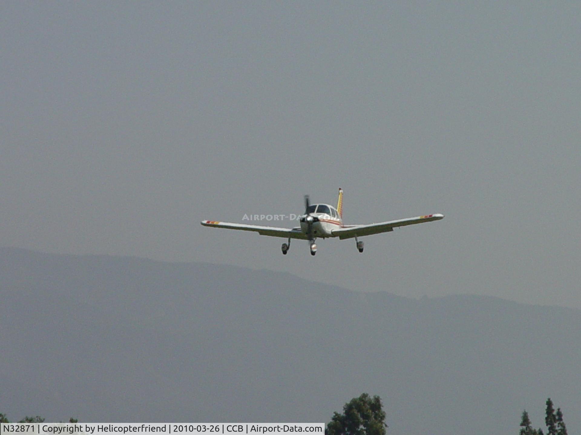N32871, 1974 Piper PA-28-235 Cherokee C/N 28-7510032, On final to Cable