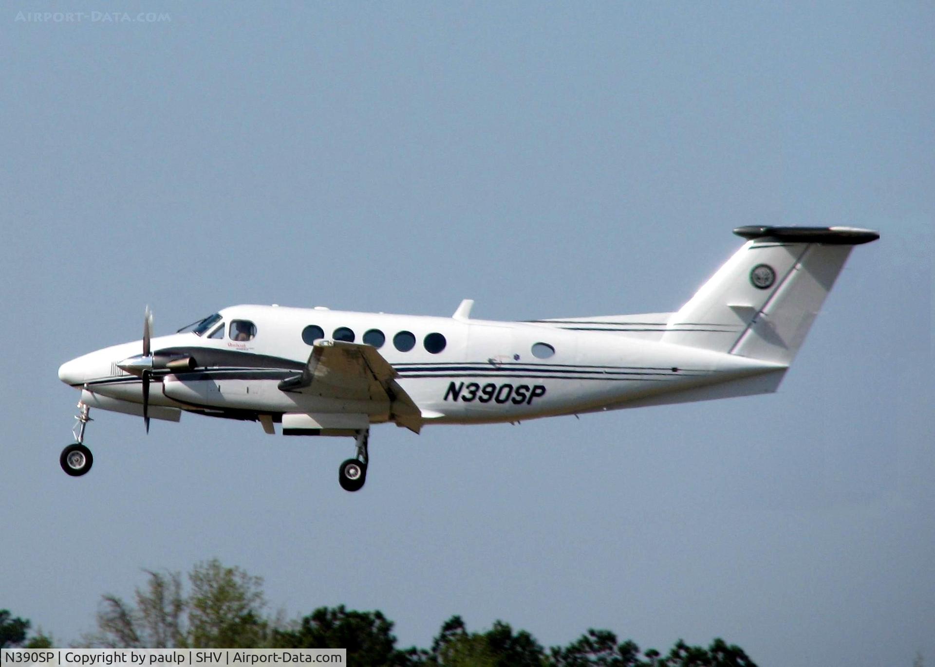 N390SP, Raytheon B200 King Air C/N BB-1970, Landing on runway 14 at Shreveport Regional.