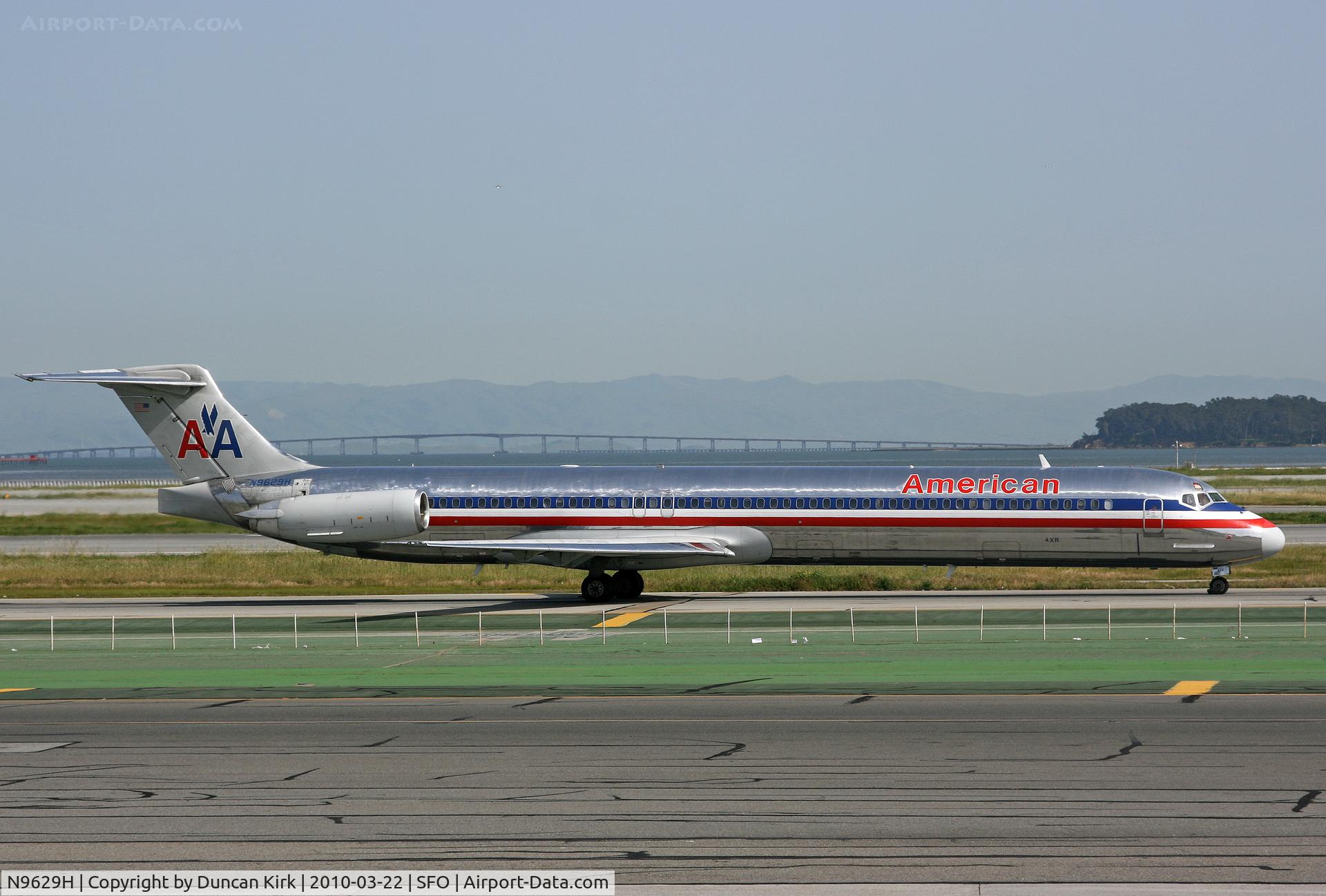 N9629H, 1998 McDonnell Douglas MD-83 (DC-9-83) C/N 53599, Always a difficult scheme to photograph