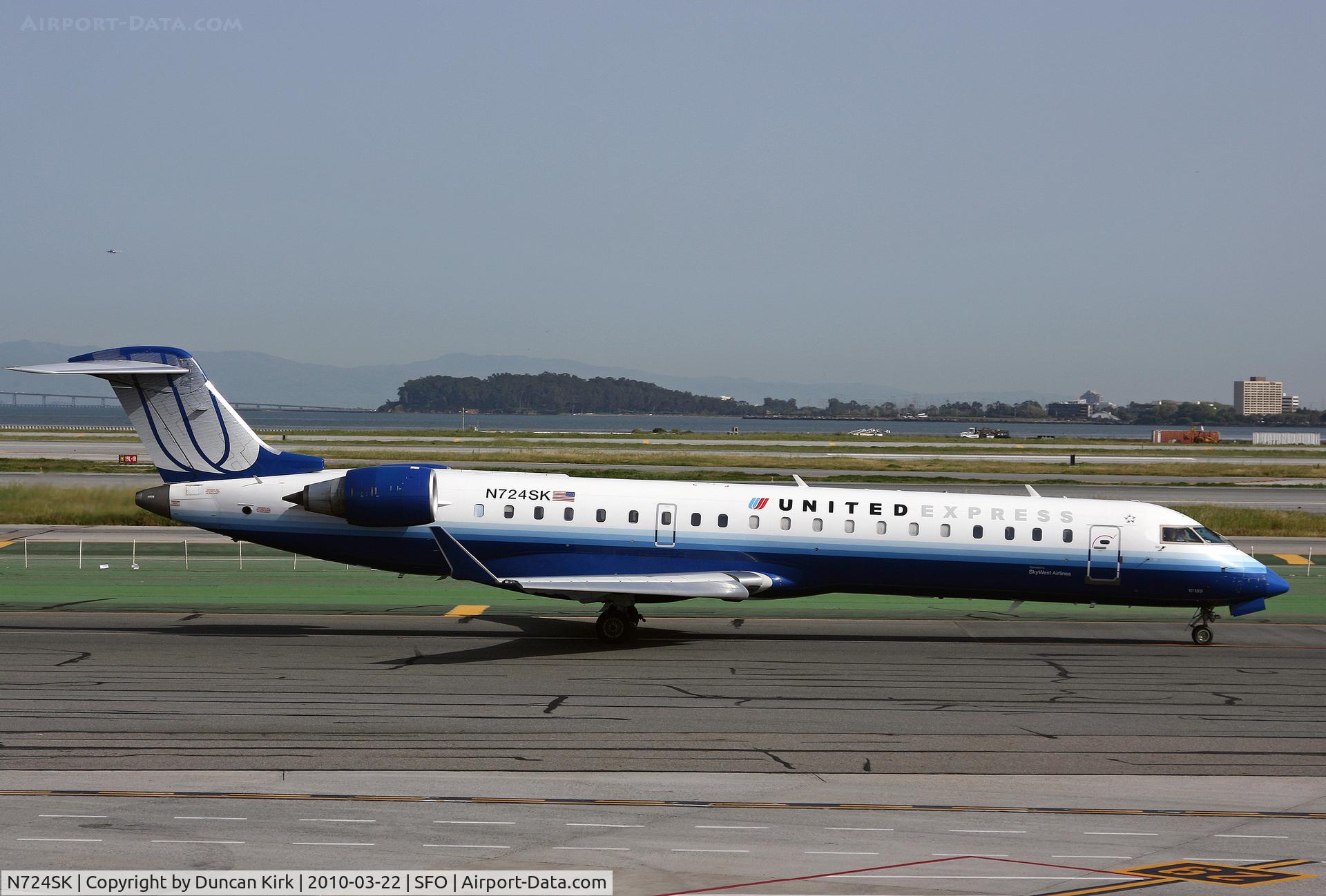 N724SK, 2004 Bombardier CRJ-700 (CL-600-2C10) Regional Jet C/N 10189, Looking pretty sharp in the 'new' UA scheme