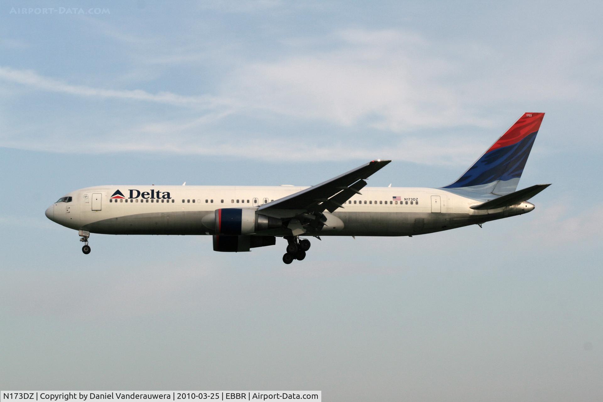 N173DZ, 1998 Boeing 767-332ER C/N 29692, Arrival of flight DL140 to RWY 25L