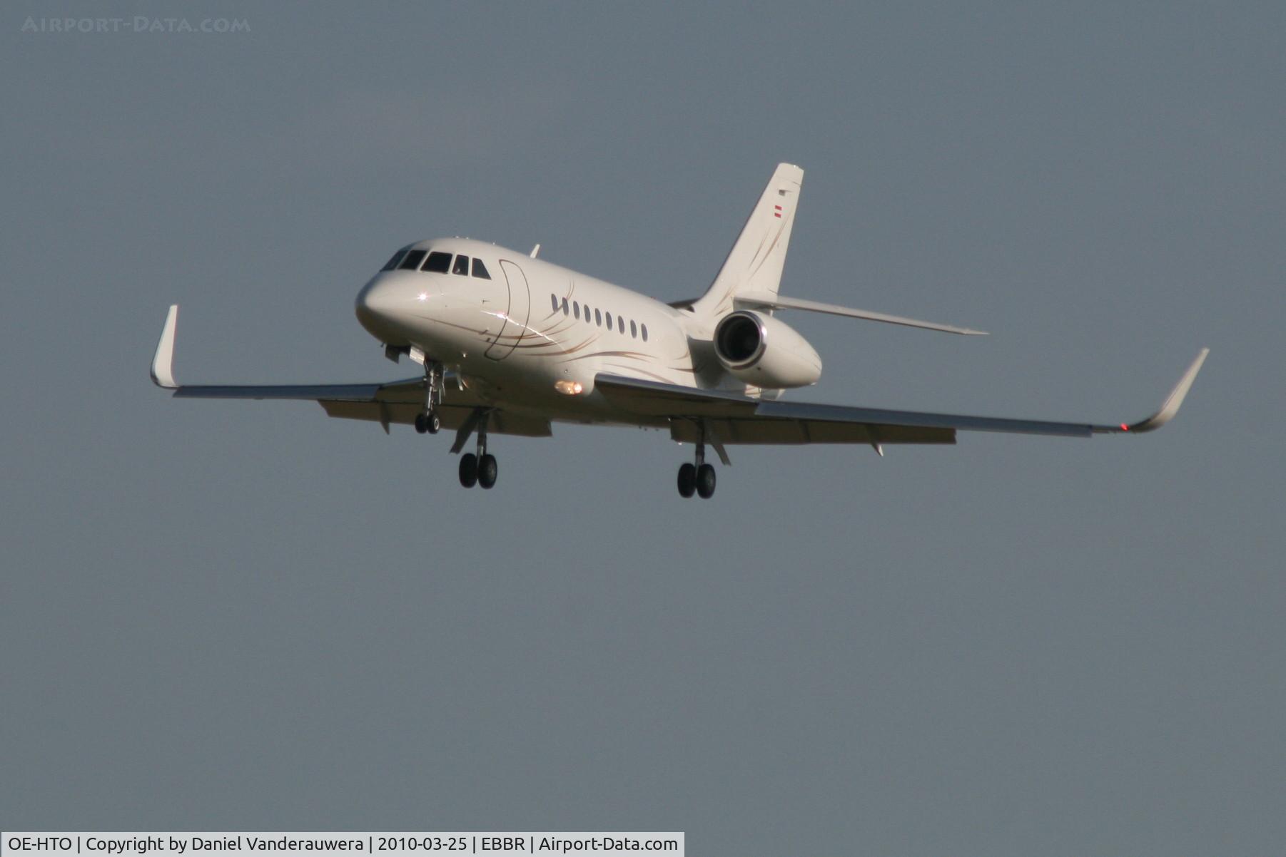 OE-HTO, 2009 Dassault Falcon 2000EX C/N 199, Arrival to RWY 25L