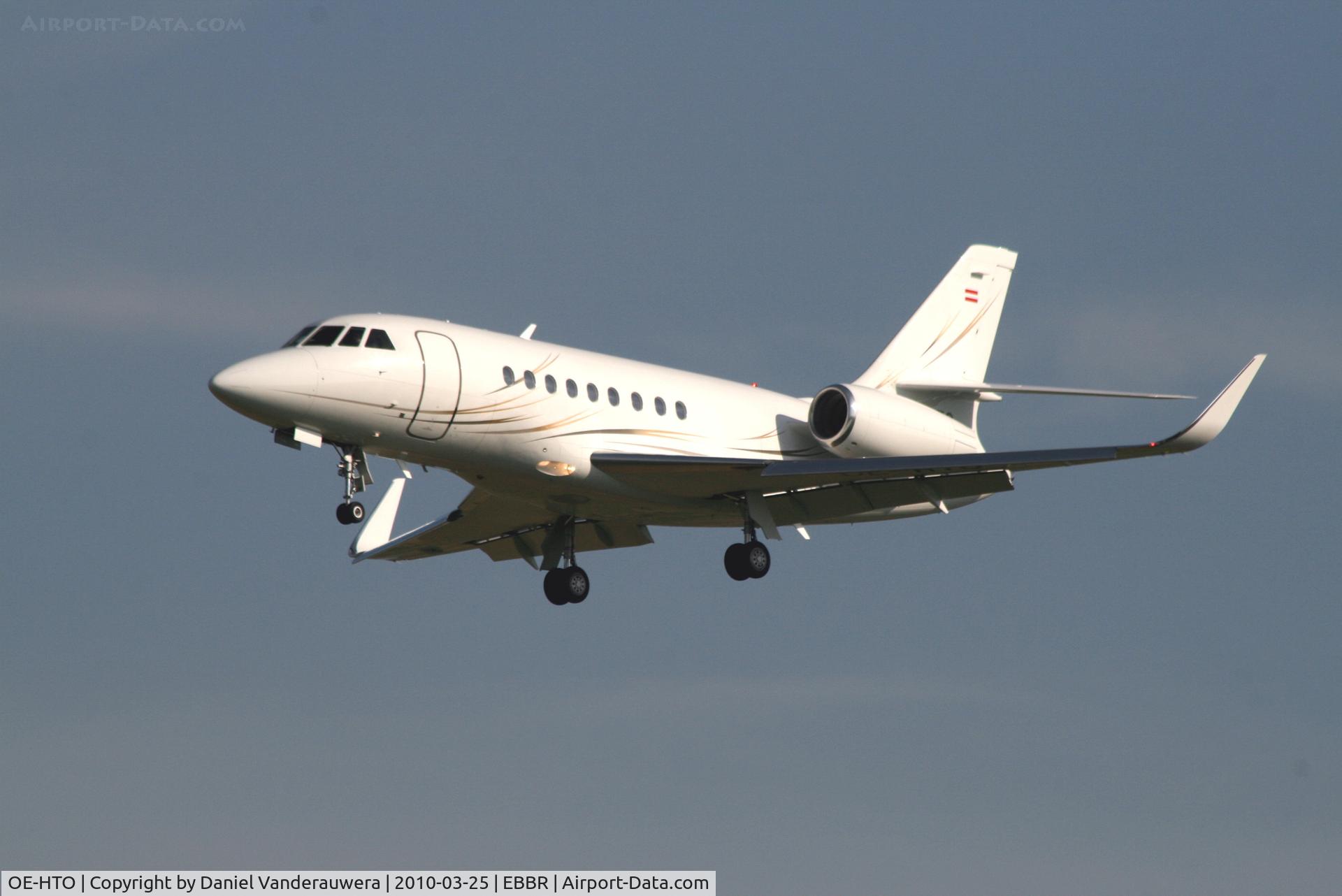 OE-HTO, 2009 Dassault Falcon 2000EX C/N 199, Arrival to RWY 25L